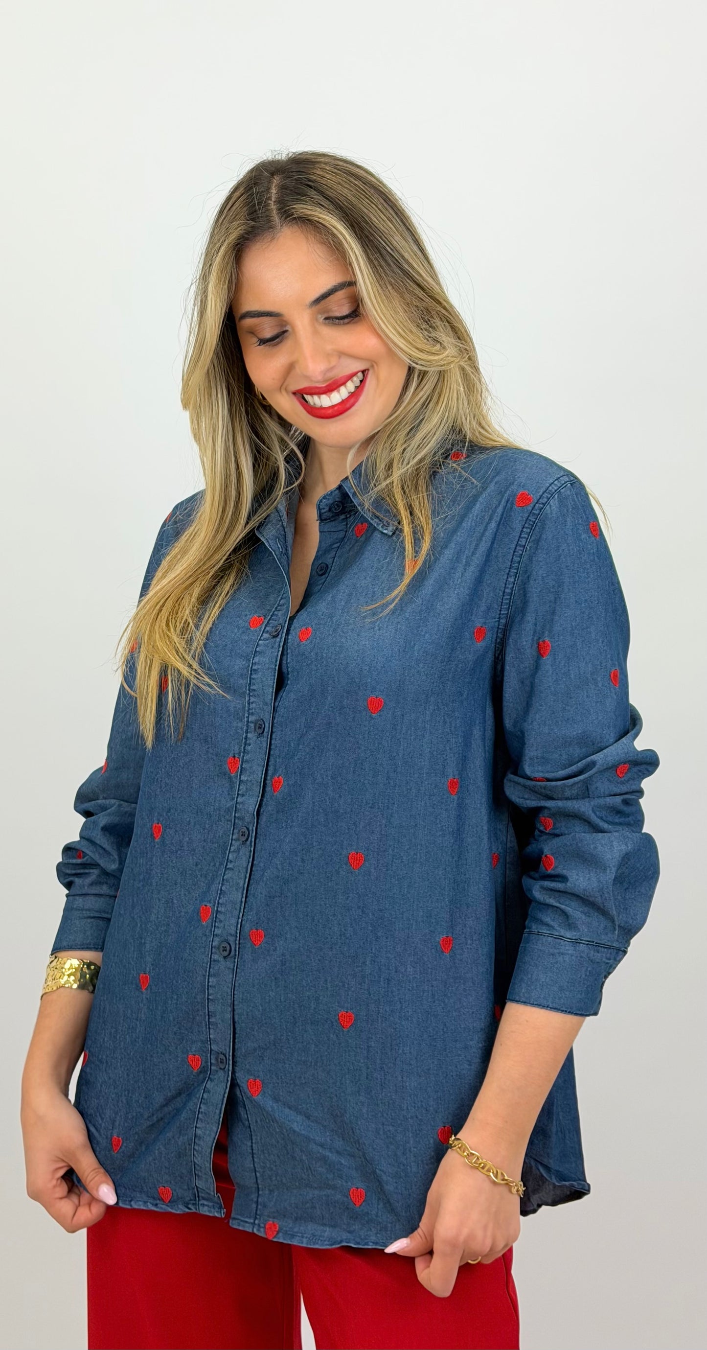 Camisa ganga fina corações bordados vermelhos