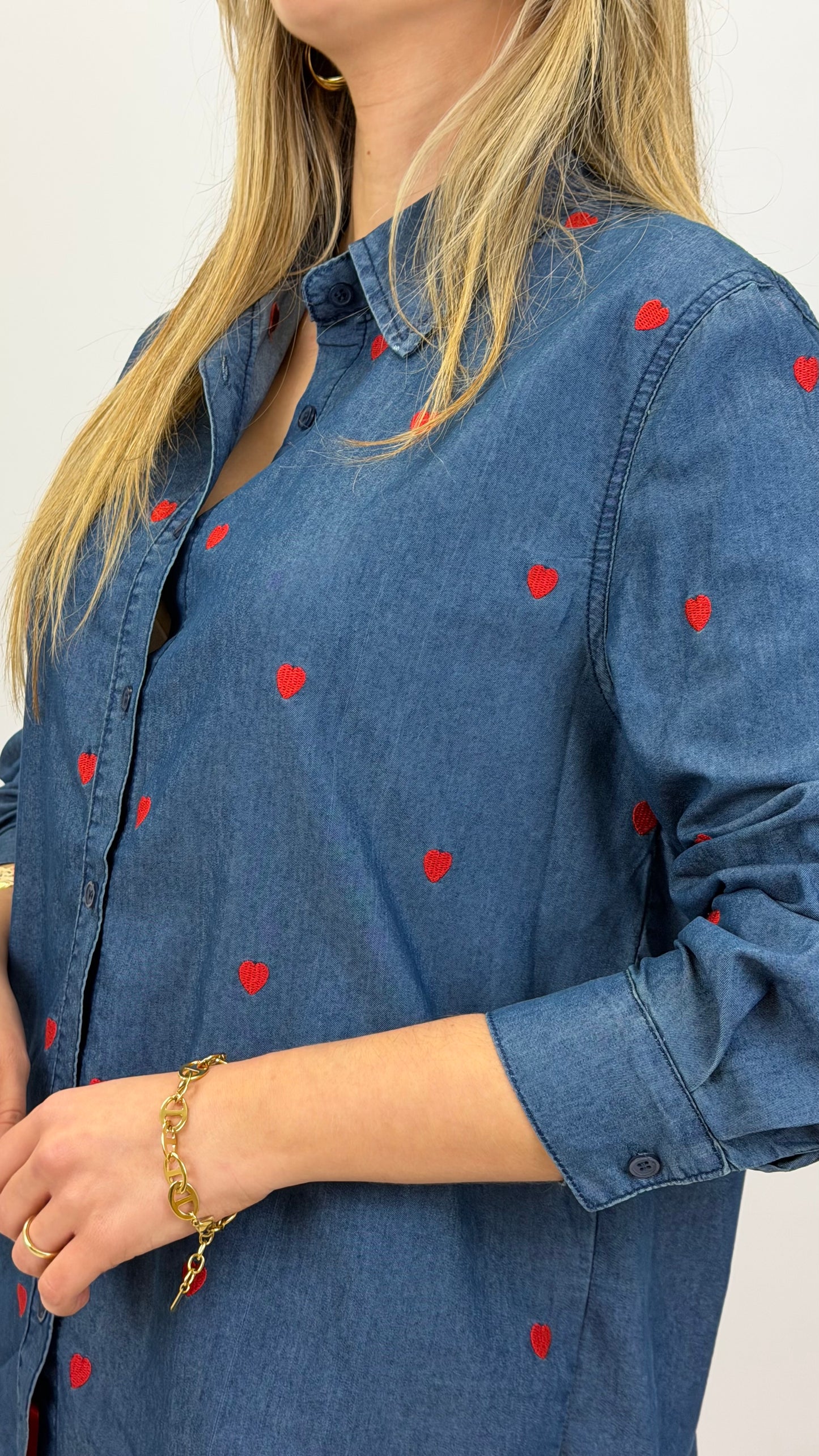 Camisa ganga fina corações bordados vermelhos