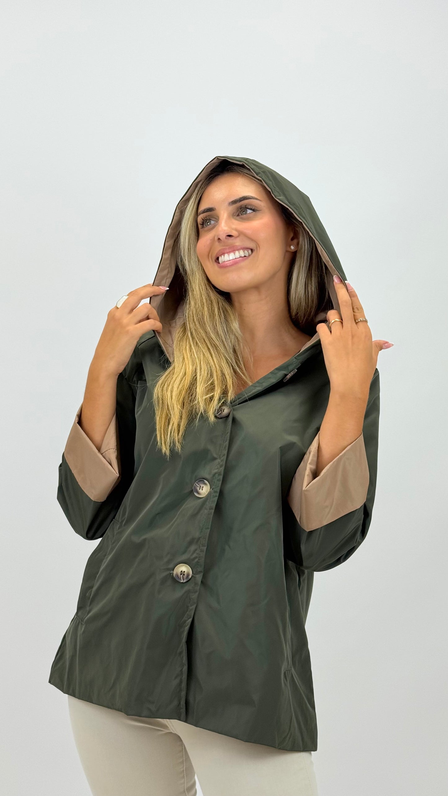 Parka verde com pormenores bege
