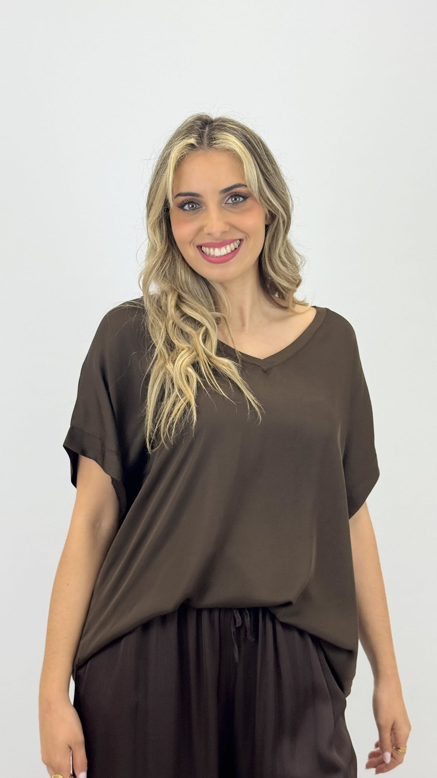 T-shirt básica acetinada castanha
