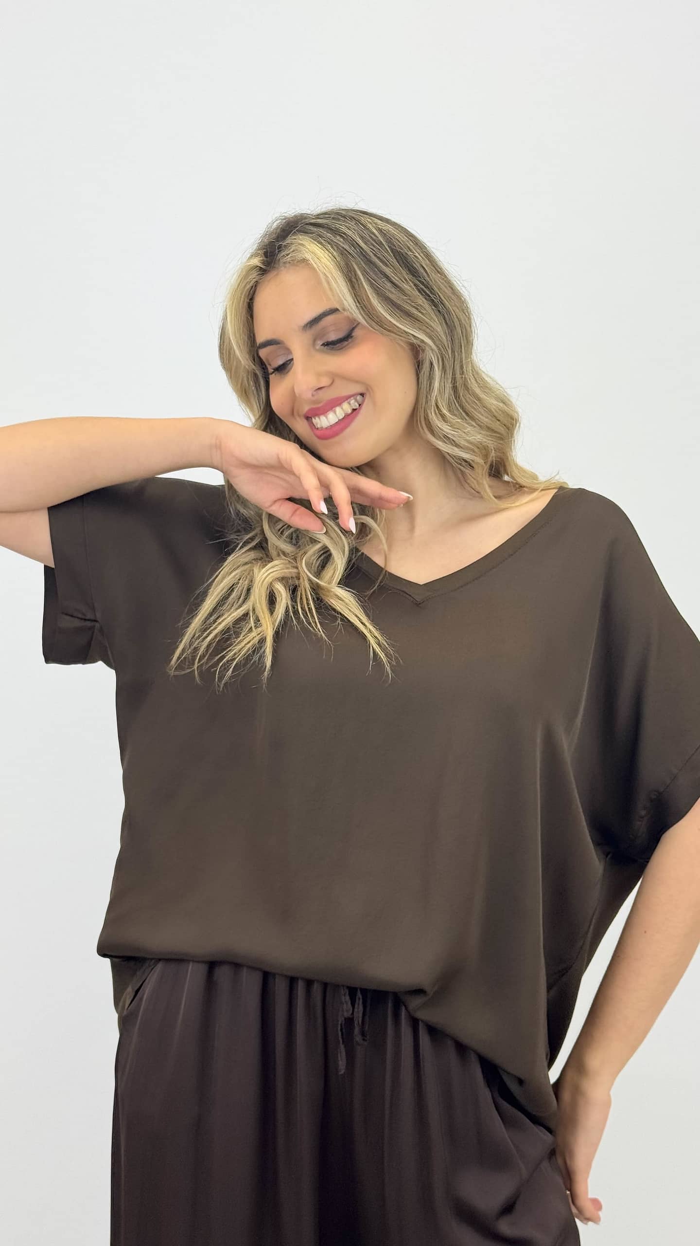 T-shirt básica acetinada castanha