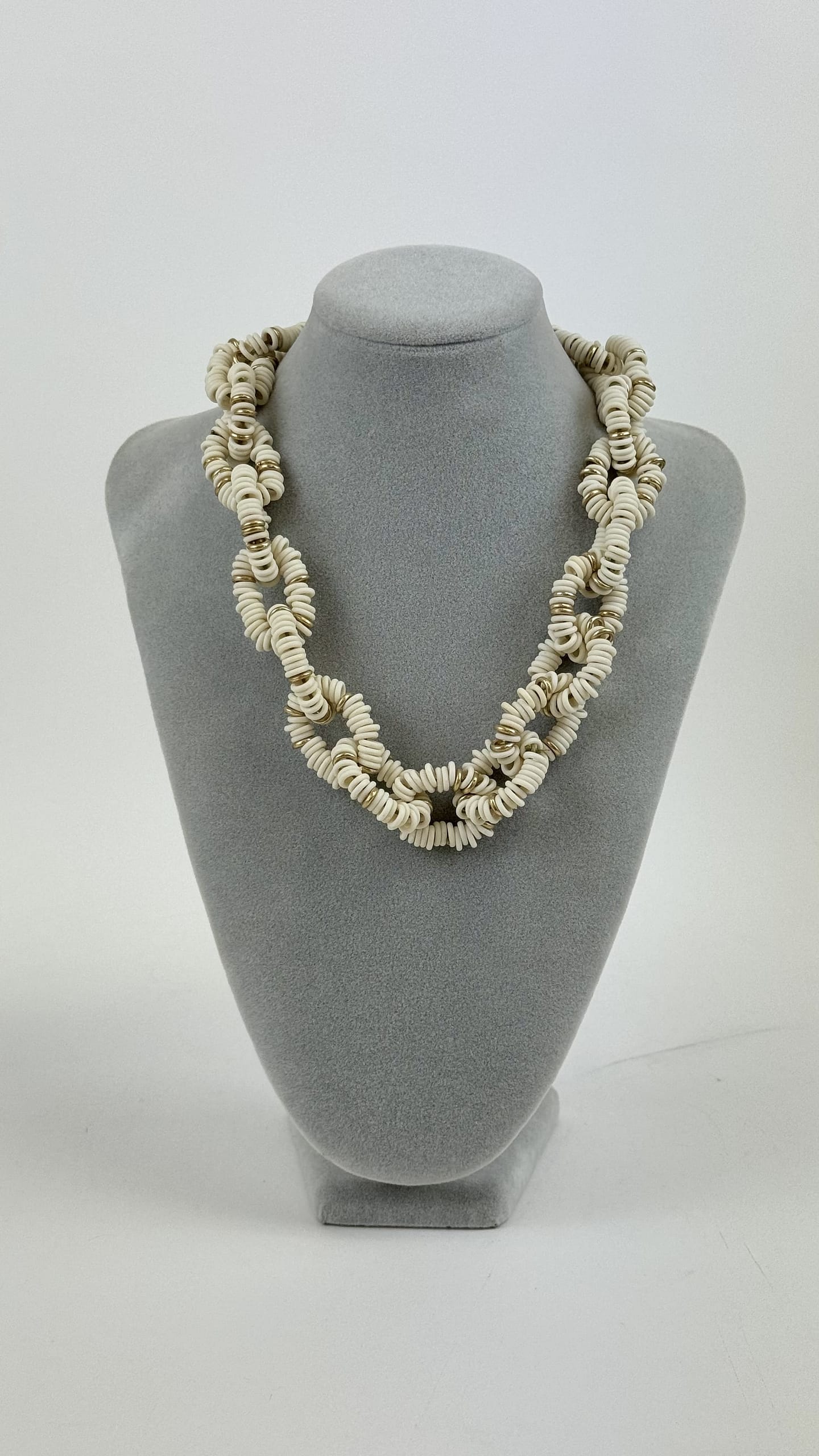 Colar missangas entrelaçadas em creme
