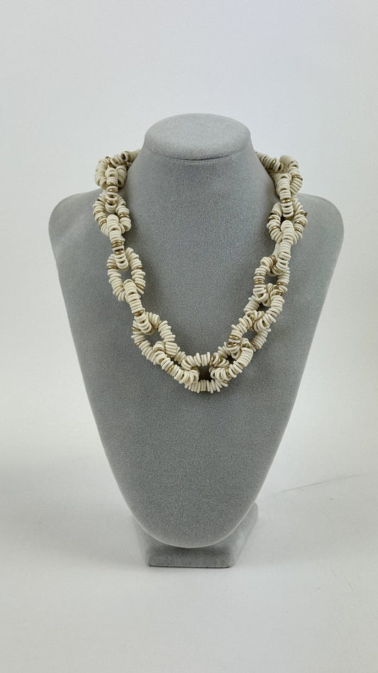 Colar missangas entrelaçadas em creme
