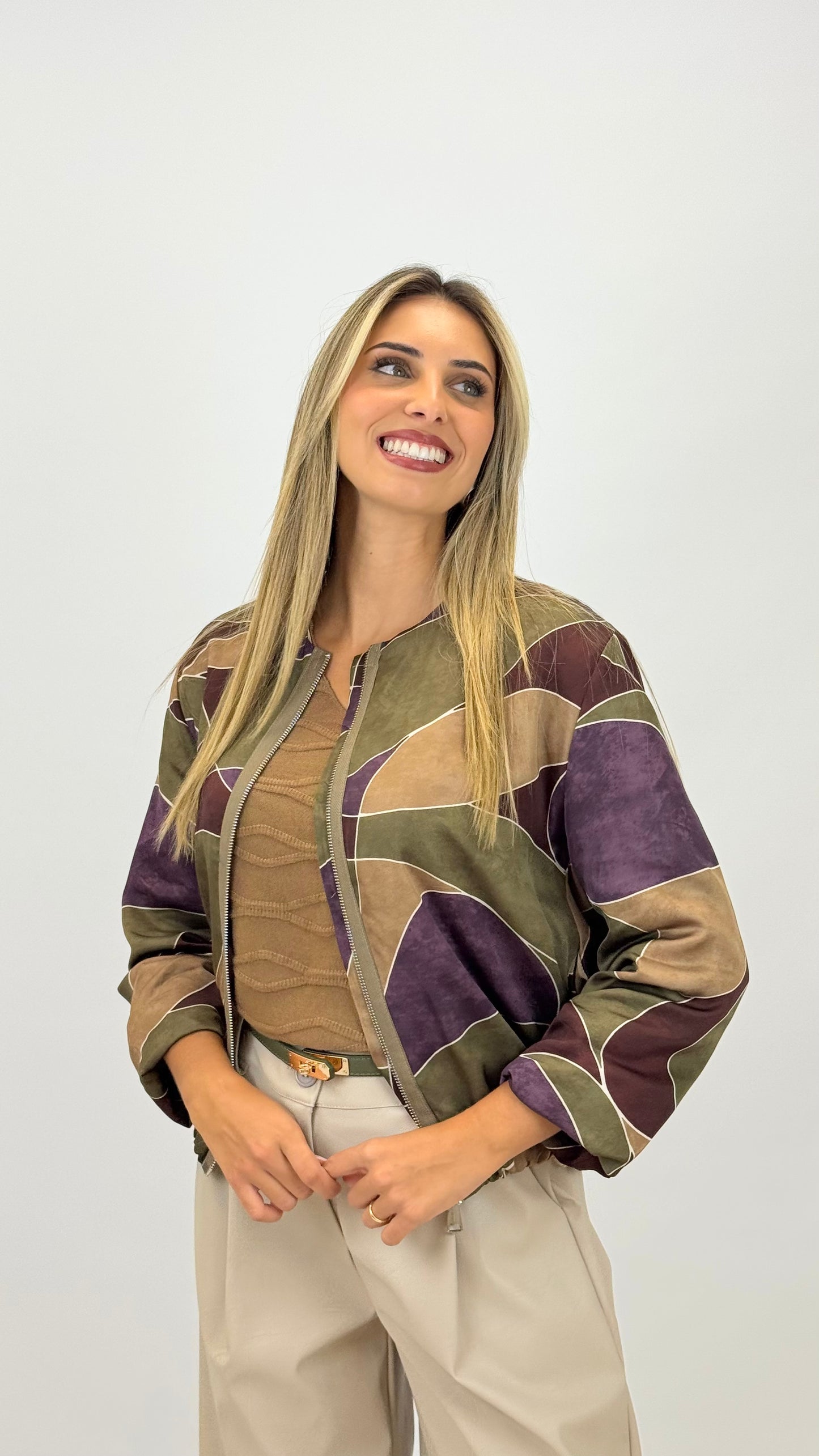 Bomber estampado abstrato tons camel, verde e amora