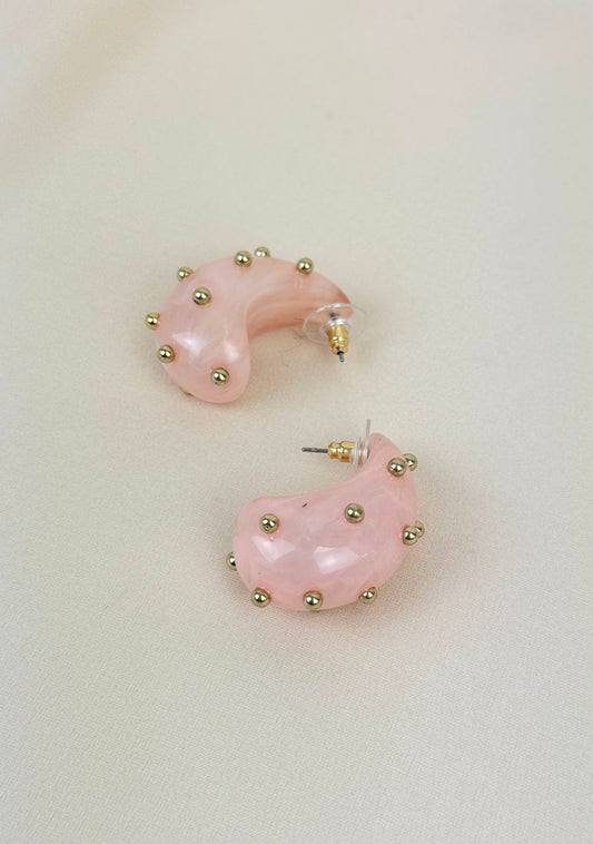 Brincos acrílico rosa-bebé com bolinhas douradas