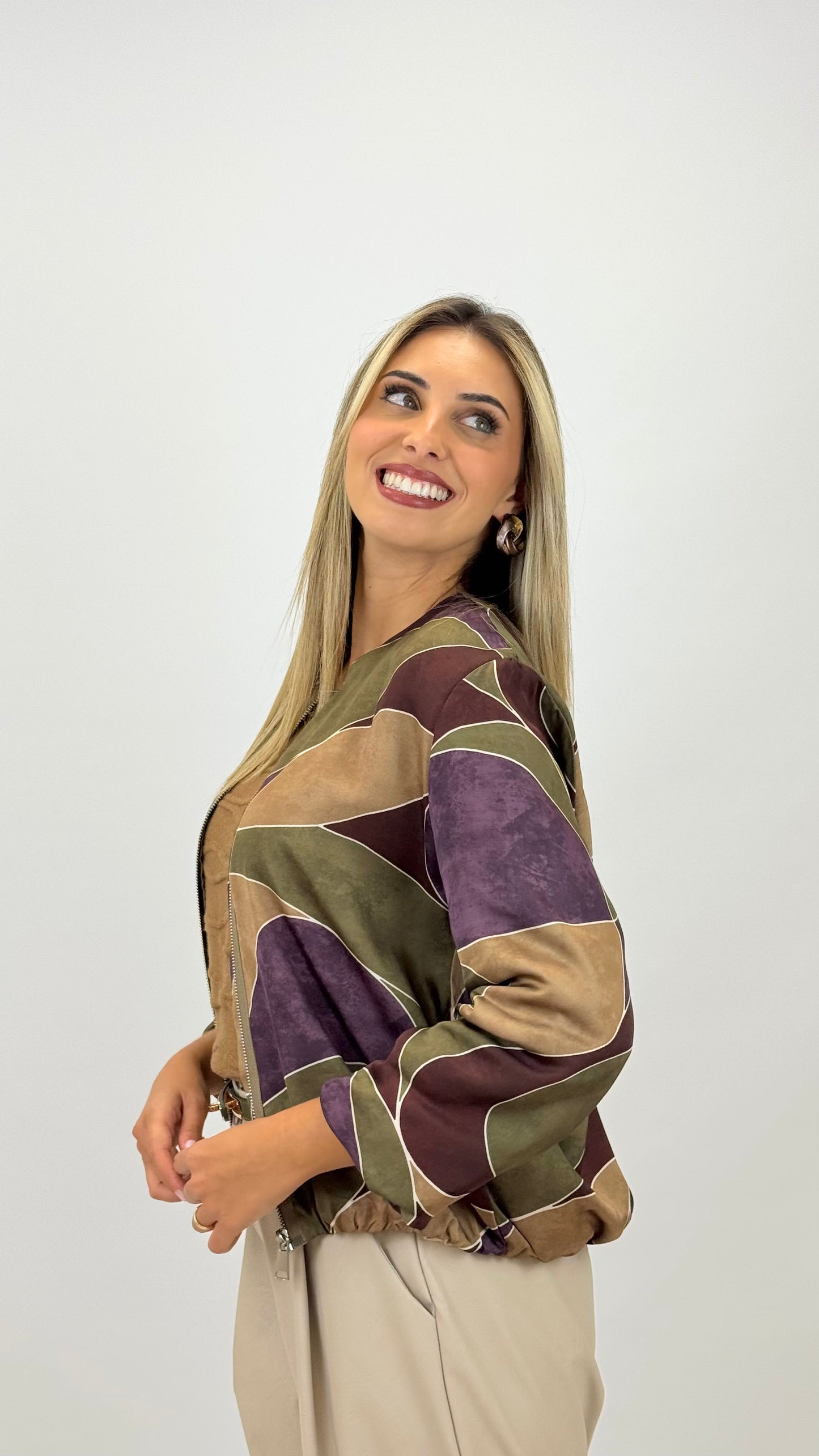 Bomber estampado abstrato tons camel, verde e amora
