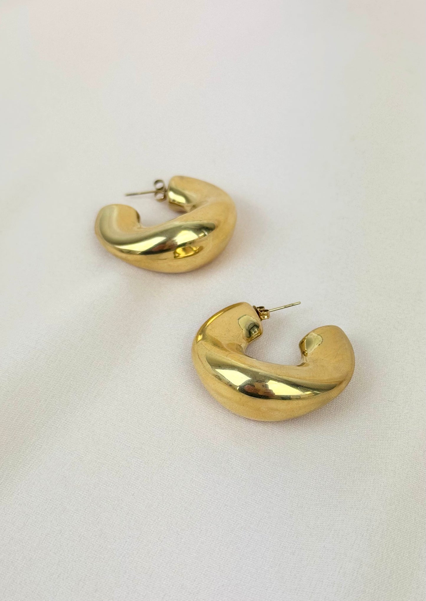 Argolas assimétricas em aço dourado