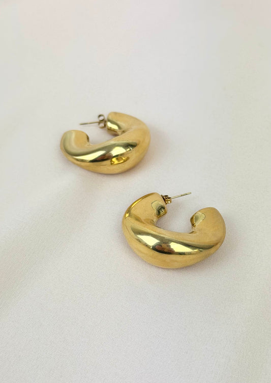 Argolas assimétricas em aço dourado