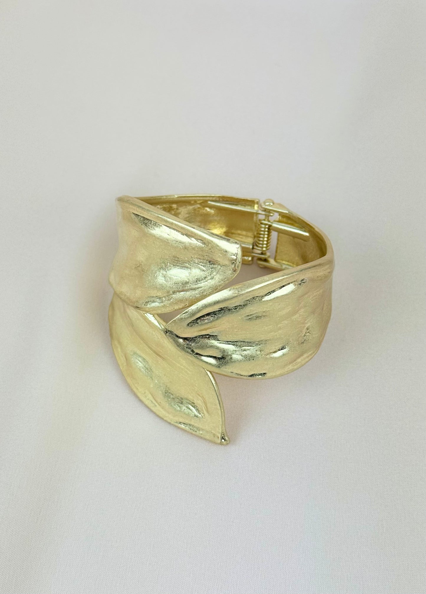 Pulseira/escrava dourado efeito folha