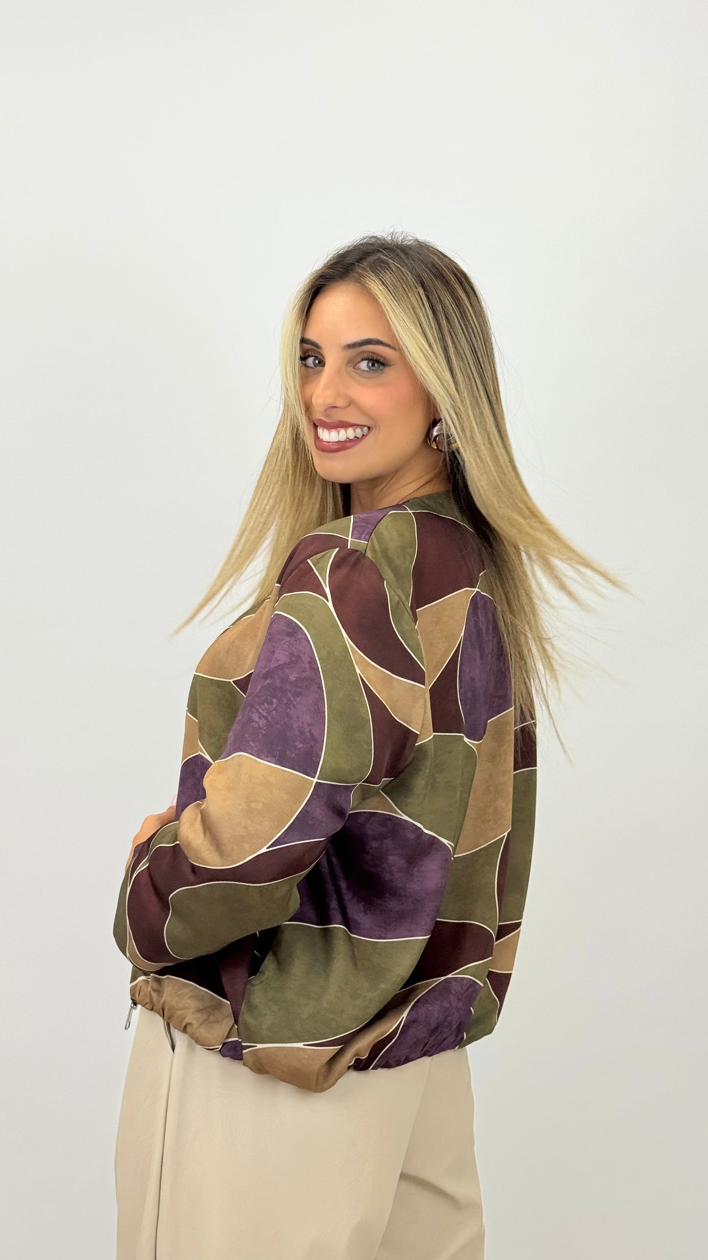 Bomber estampado abstrato tons camel, verde e amora