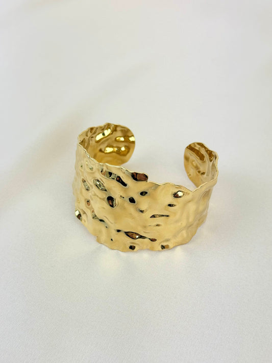 Pulseira/escrava dourada martelada