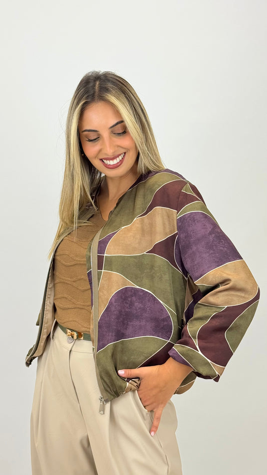 Bomber estampado abstrato tons camel, verde e amora