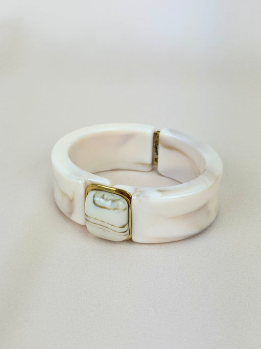 Pulseira acrílico estilo marmoreado tons creme