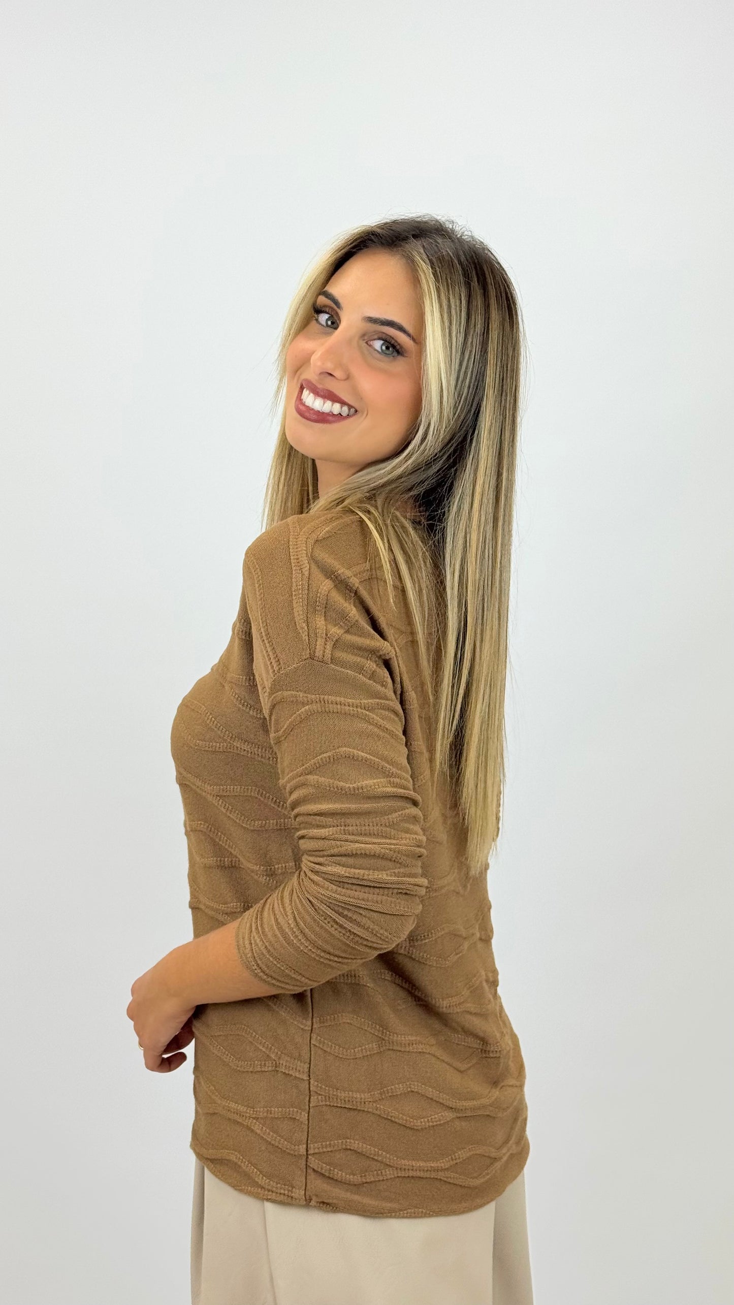 Camisola malha básica efeito ondinhas camel