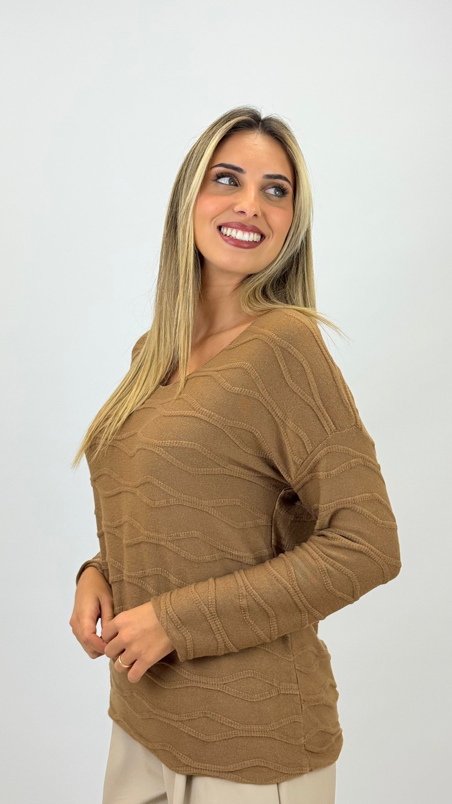 Camisola malha básica efeito ondinhas camel