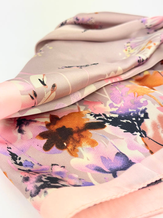 Lenço pequeno fundo lilás e rosa estampado floral