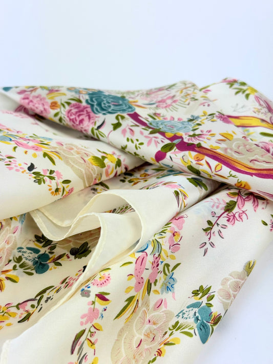 Lenço pequeno fundo creme estampado multi-color floral