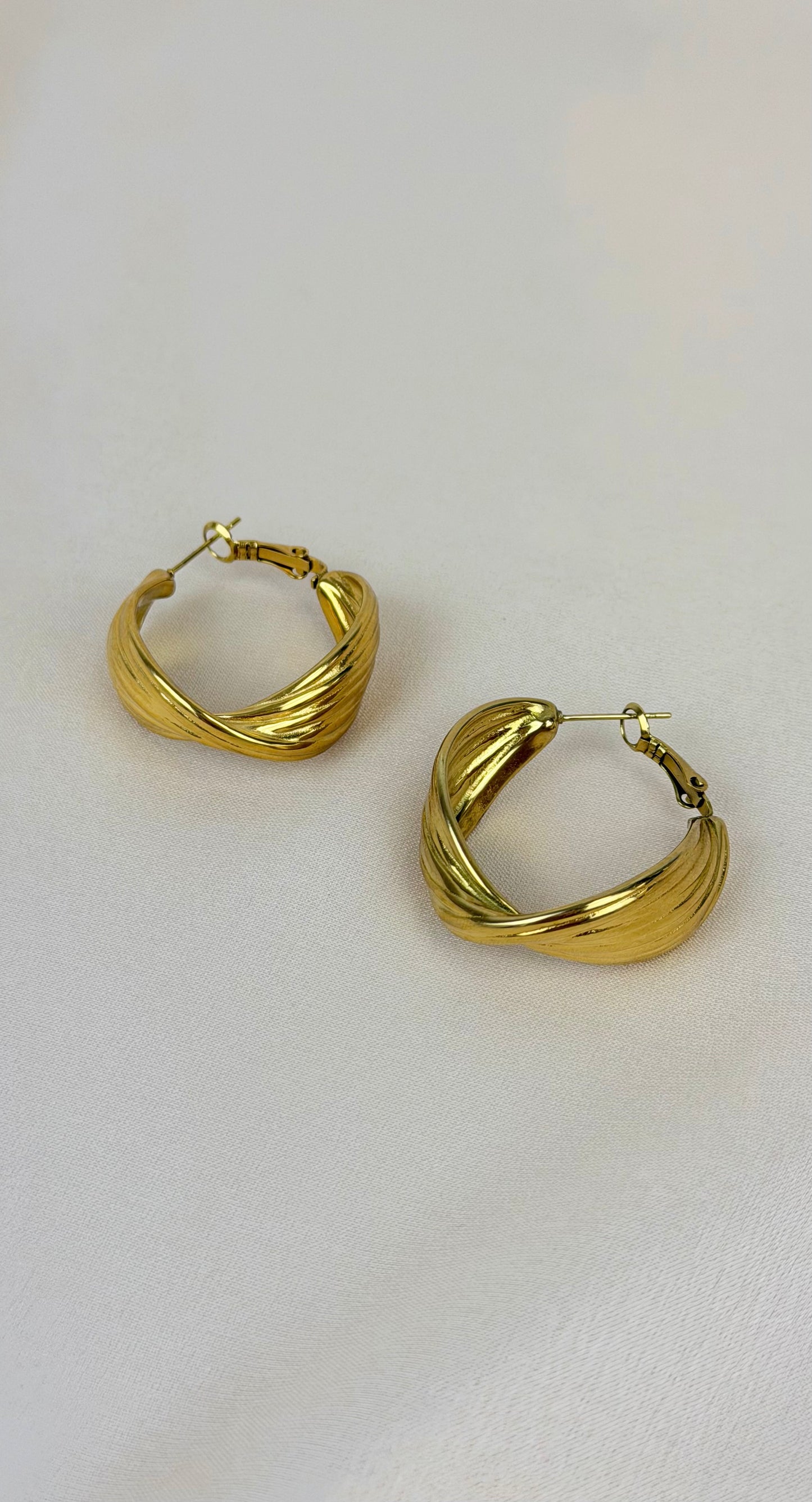 Brincos argolas torcidas douradas
