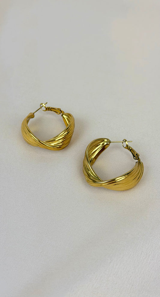 Brincos argolas torcidas douradas