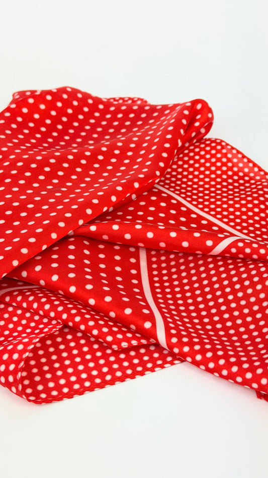 Lenço pequeno fundo vermelho pintas brancas