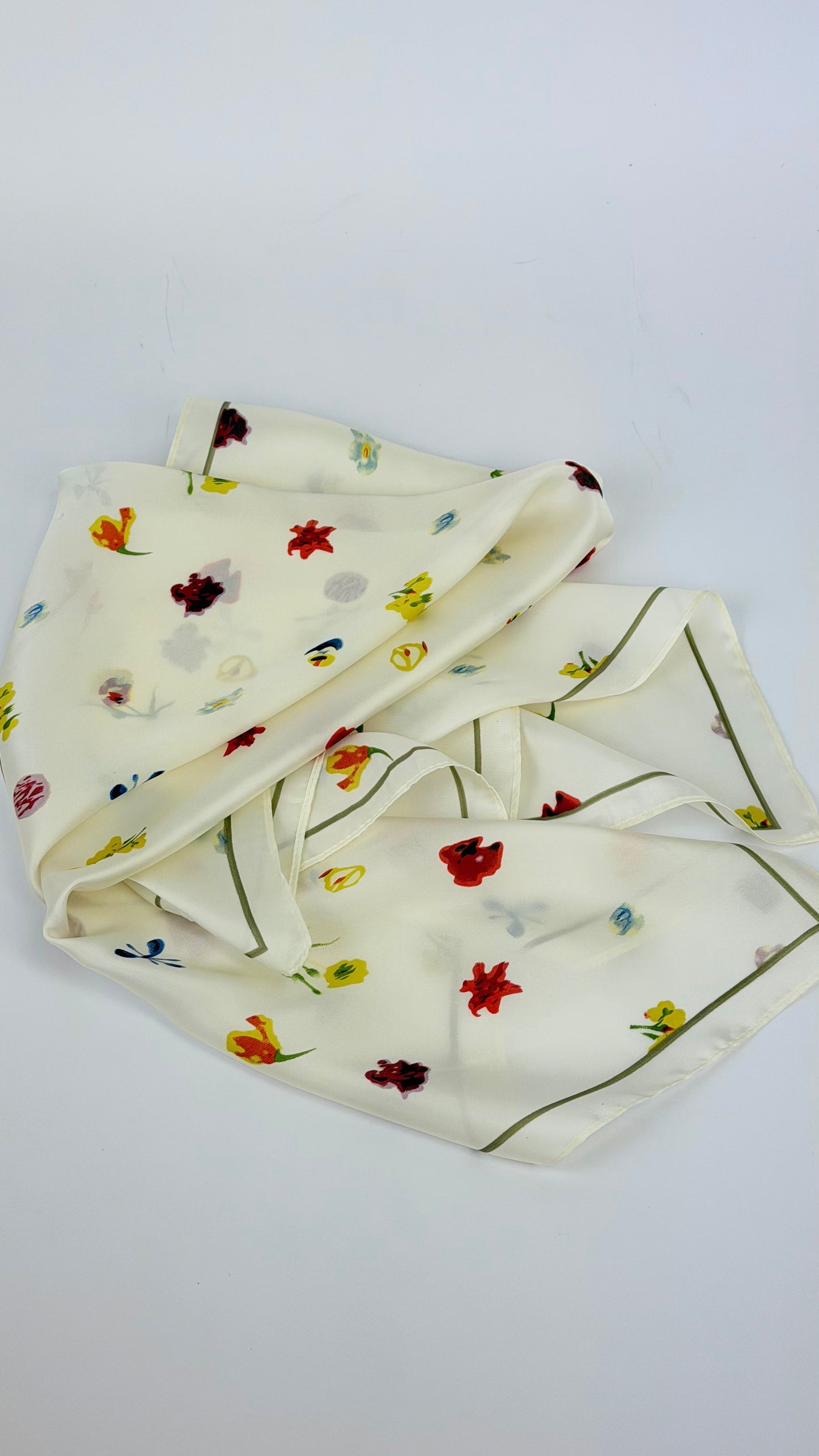 Lenço pequeno fundo creme estampado florzinhas