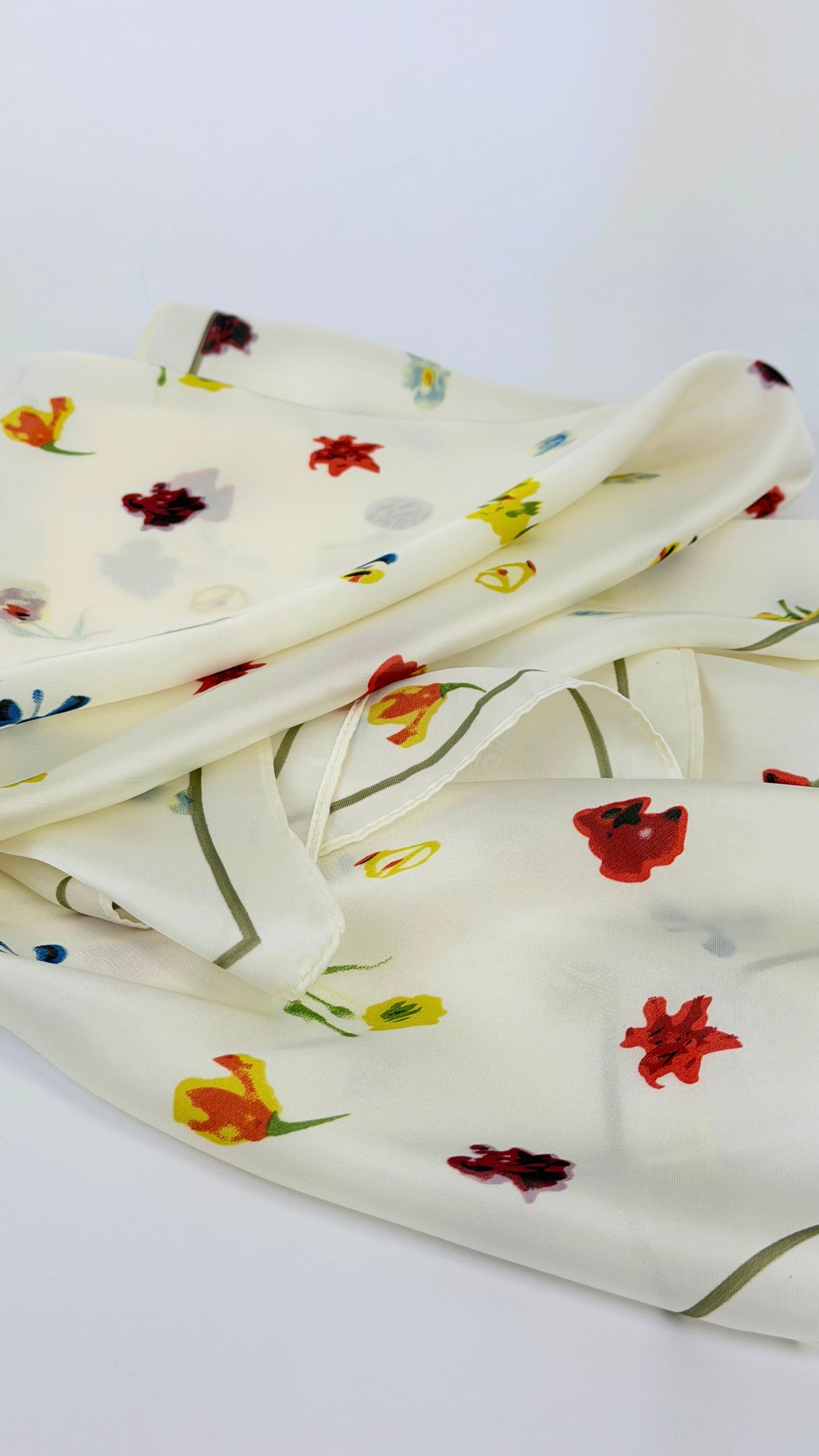 Lenço pequeno fundo creme estampado florzinhas
