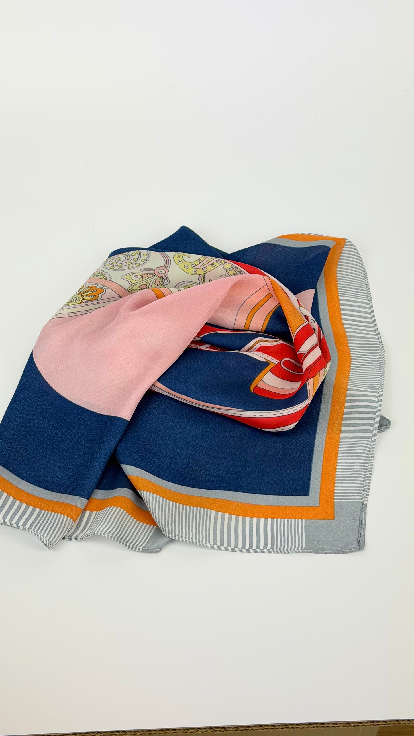 Lenço pequeno cela estampada