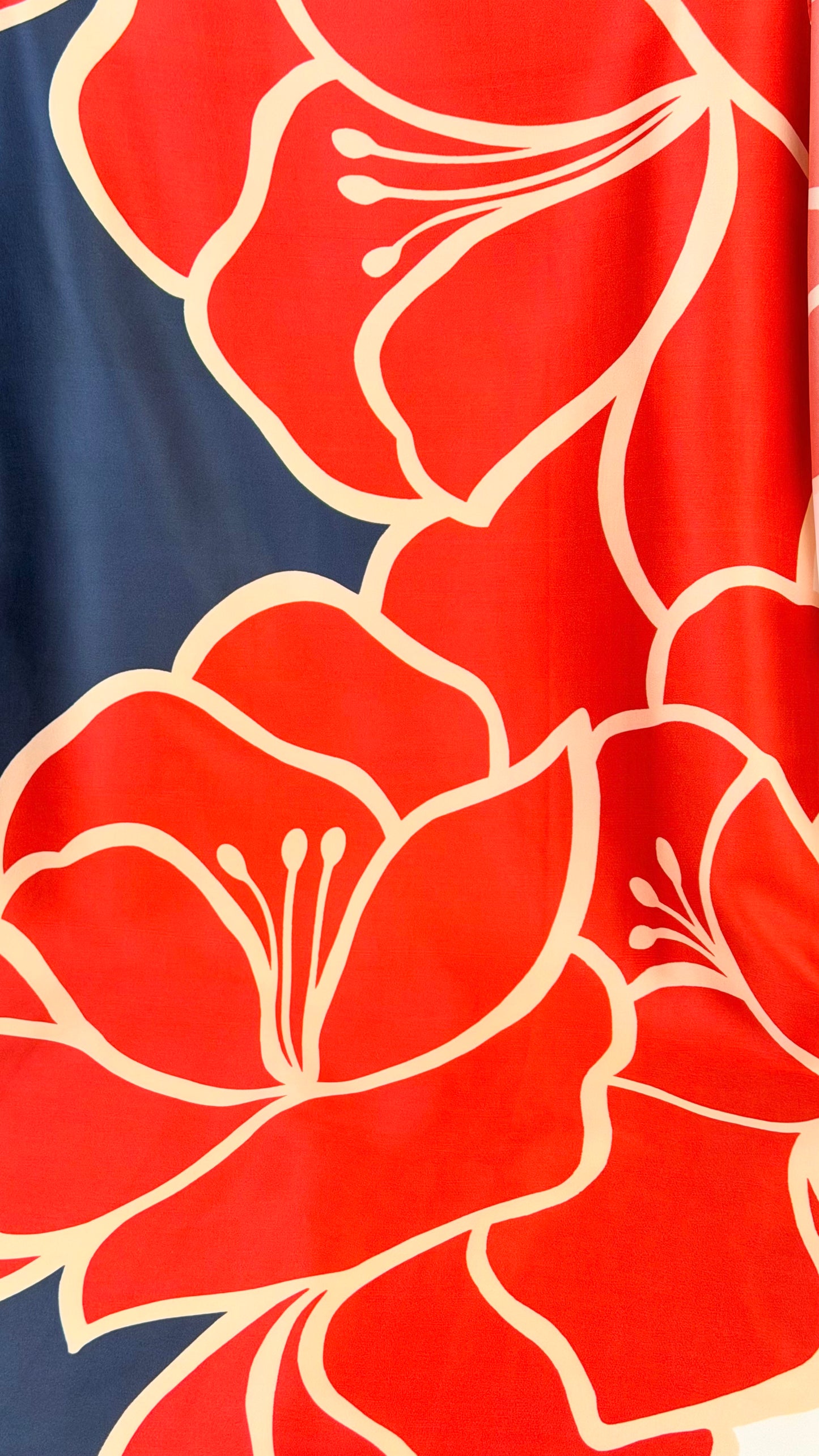 Lenço floral vermelho, creme e azul-marinho