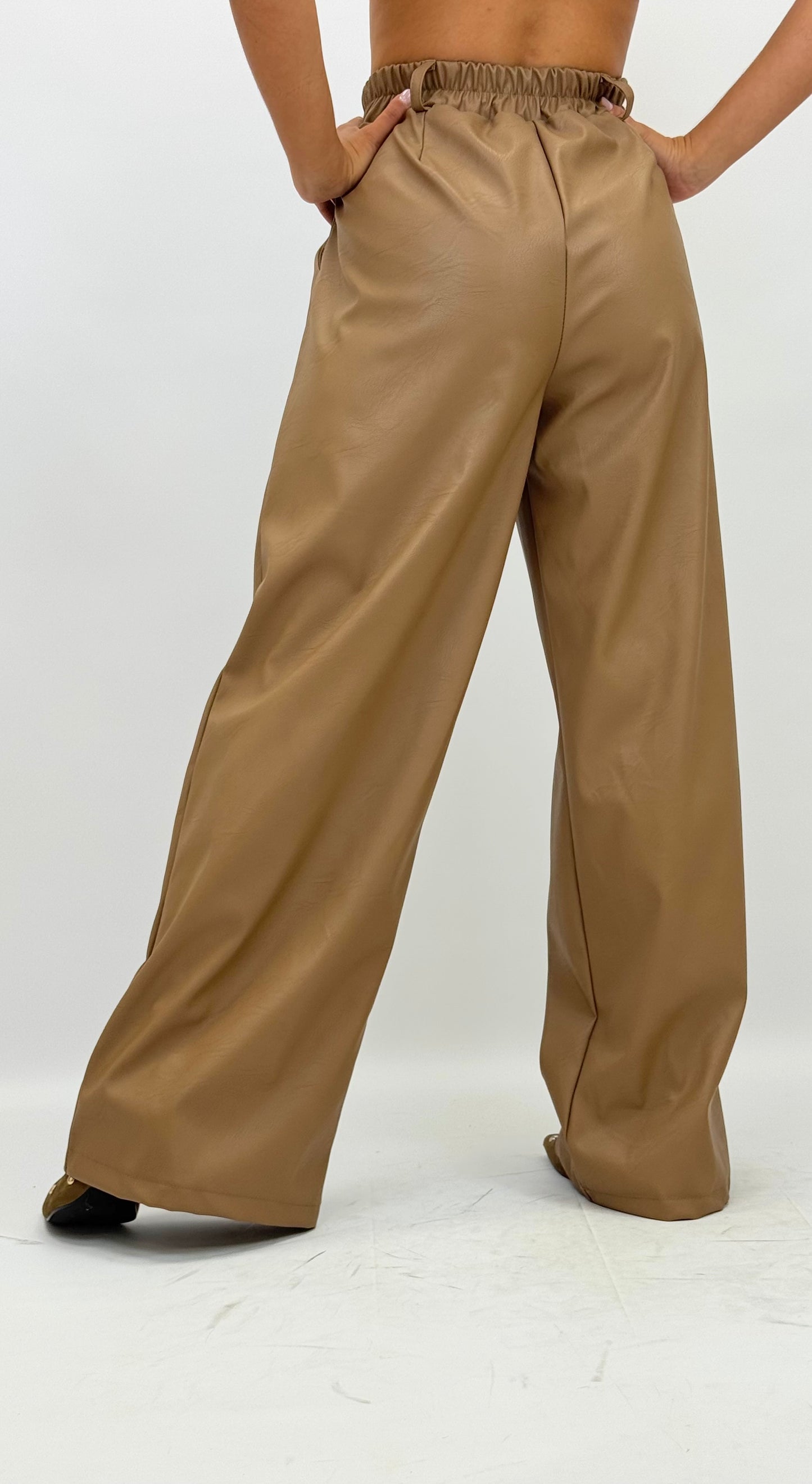 Calça larga estilo napa com elástico camel
