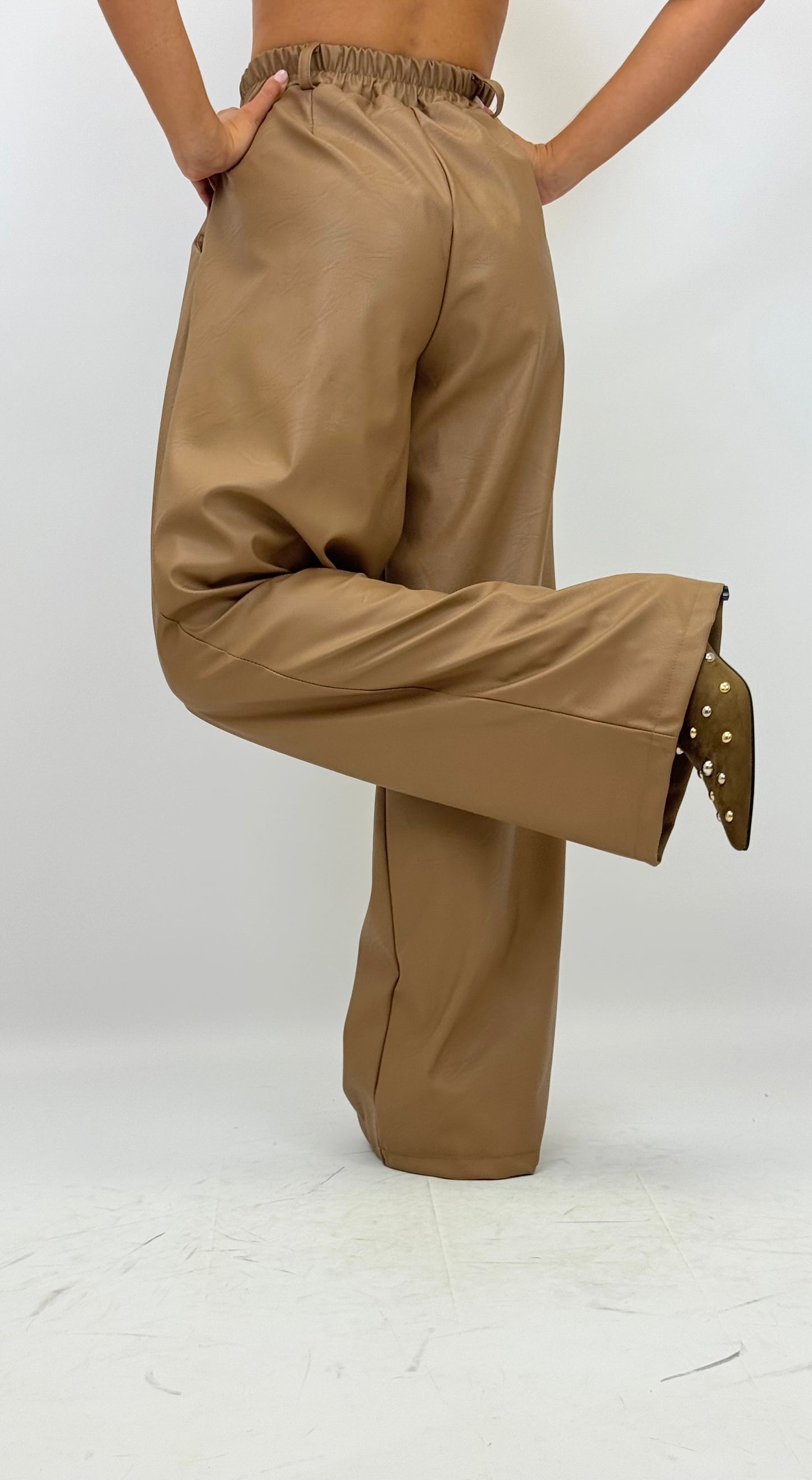Calça larga estilo napa com elástico camel