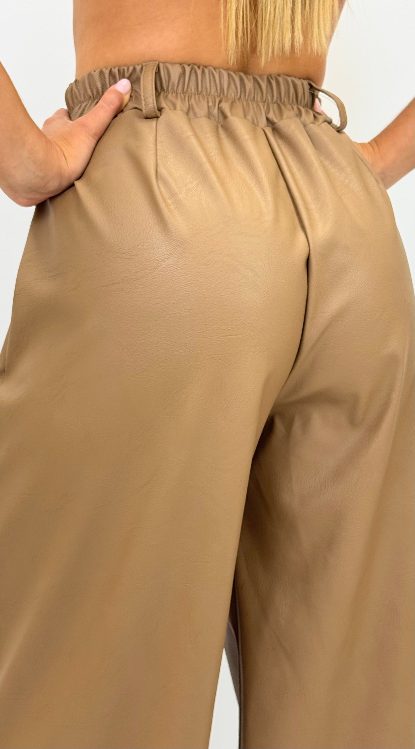 Calça larga estilo napa com elástico camel
