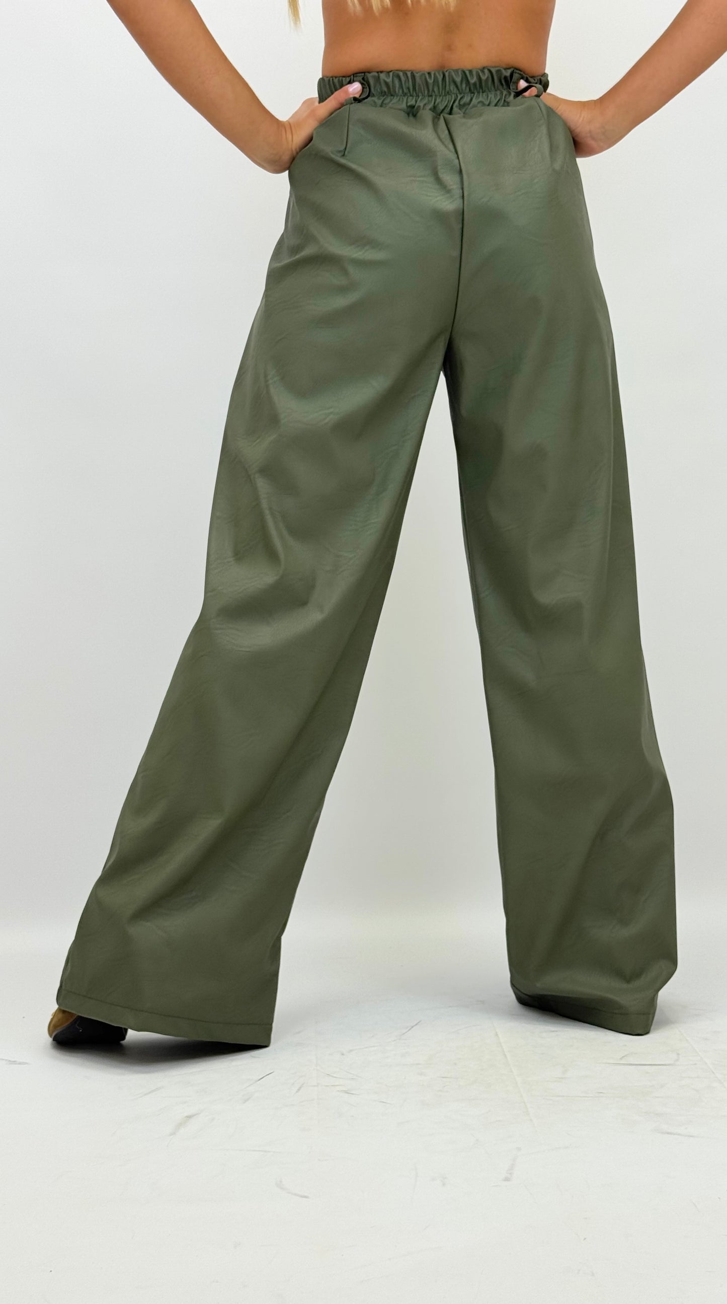 Calça larga estilo napa com elástico verde