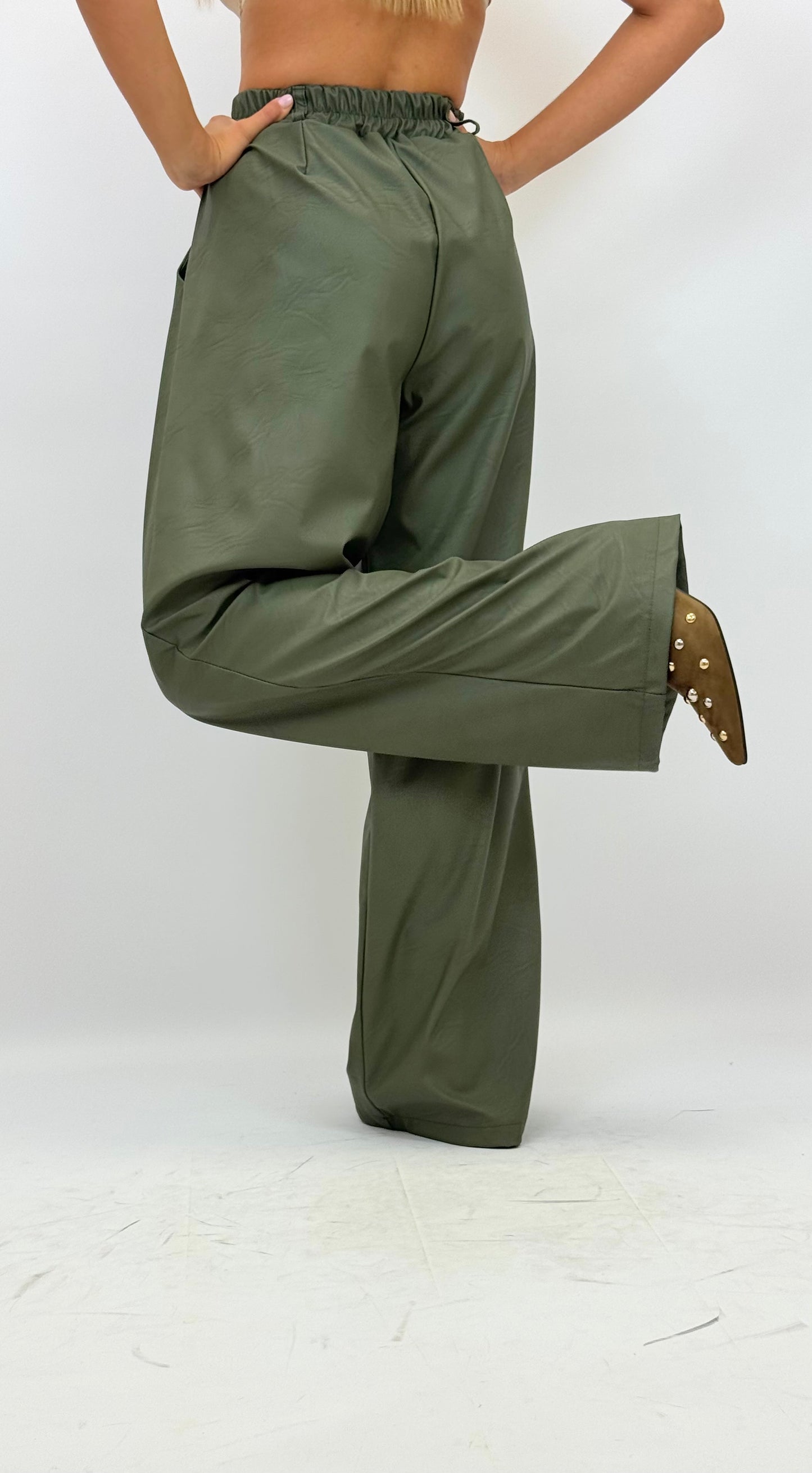 Calça larga estilo napa com elástico verde