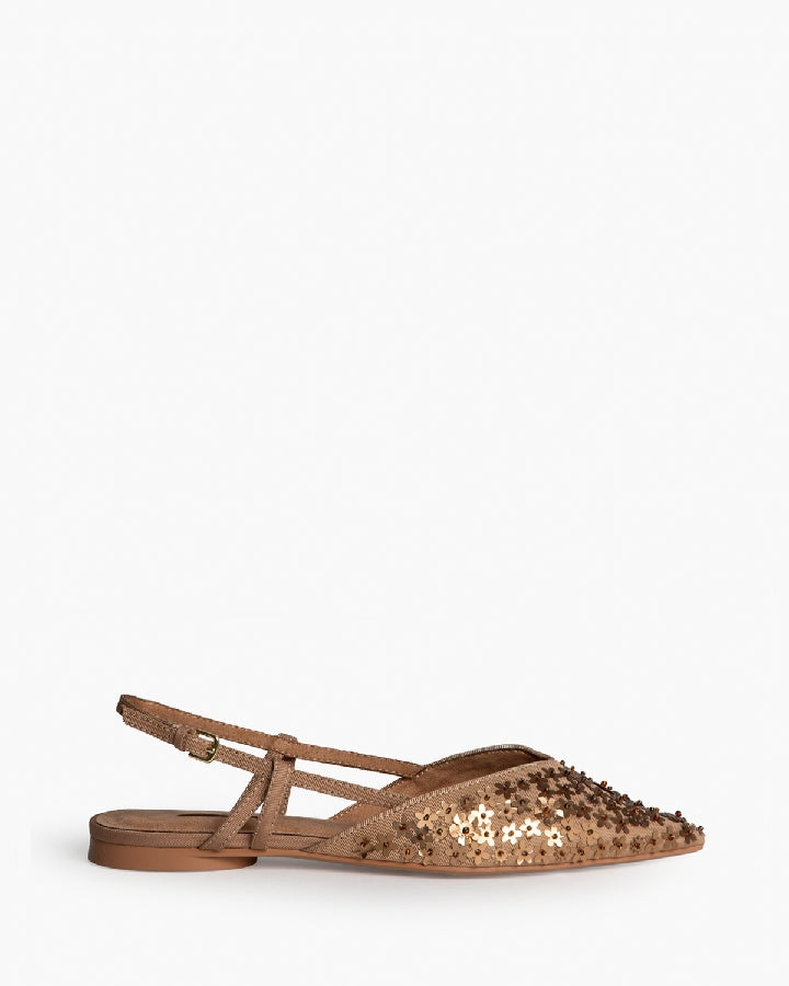 Sapato raso camel com missangas motivos florais