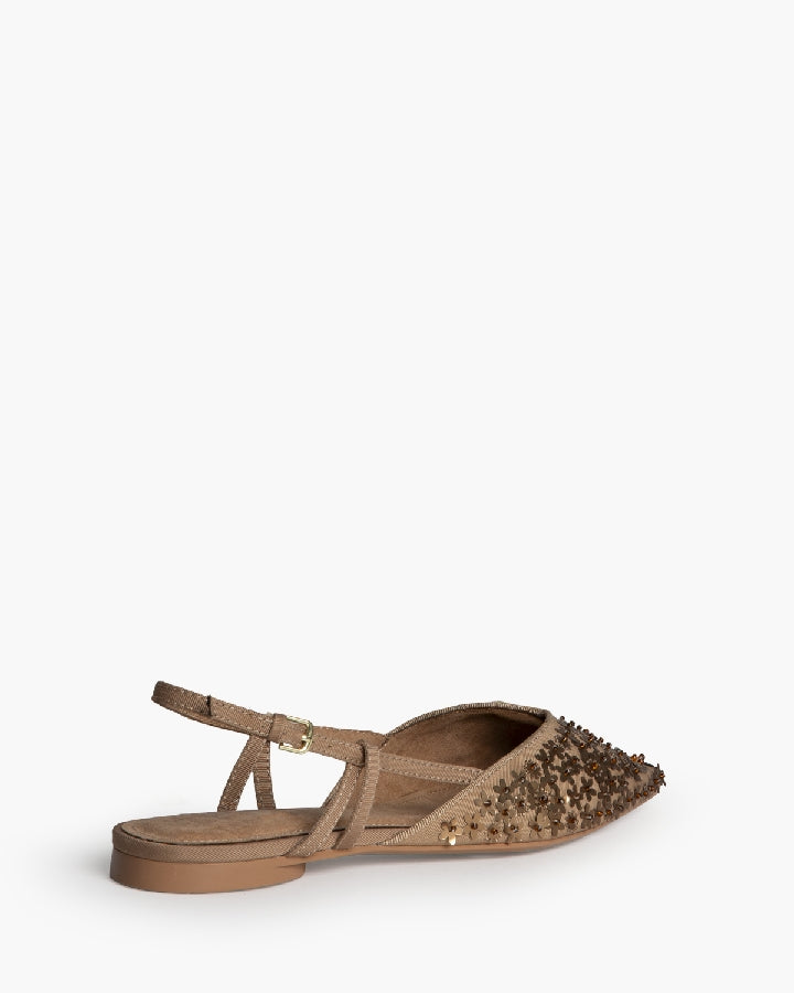 Sapato raso camel com missangas motivos florais