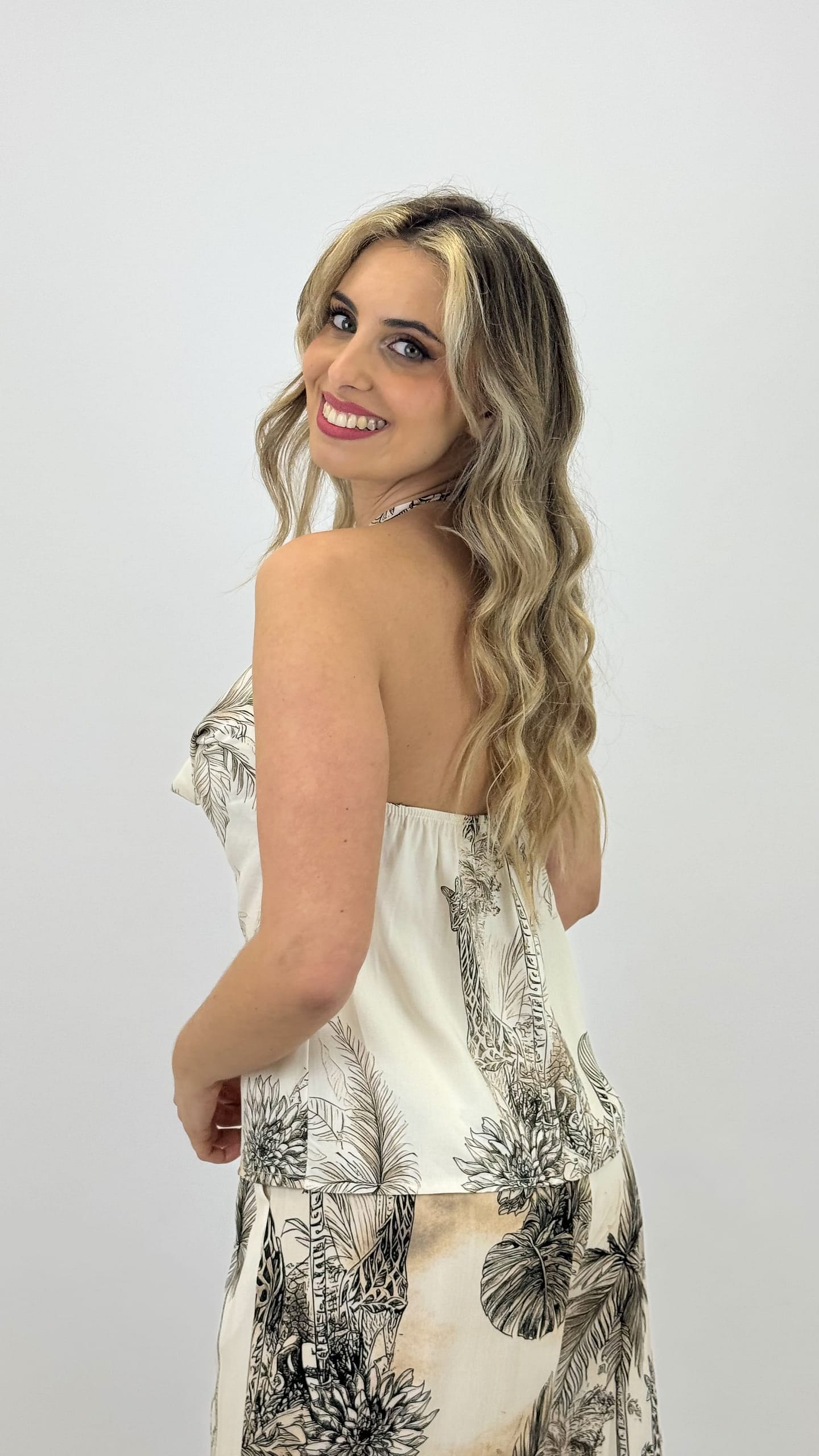 Top estampado tropical tons terra