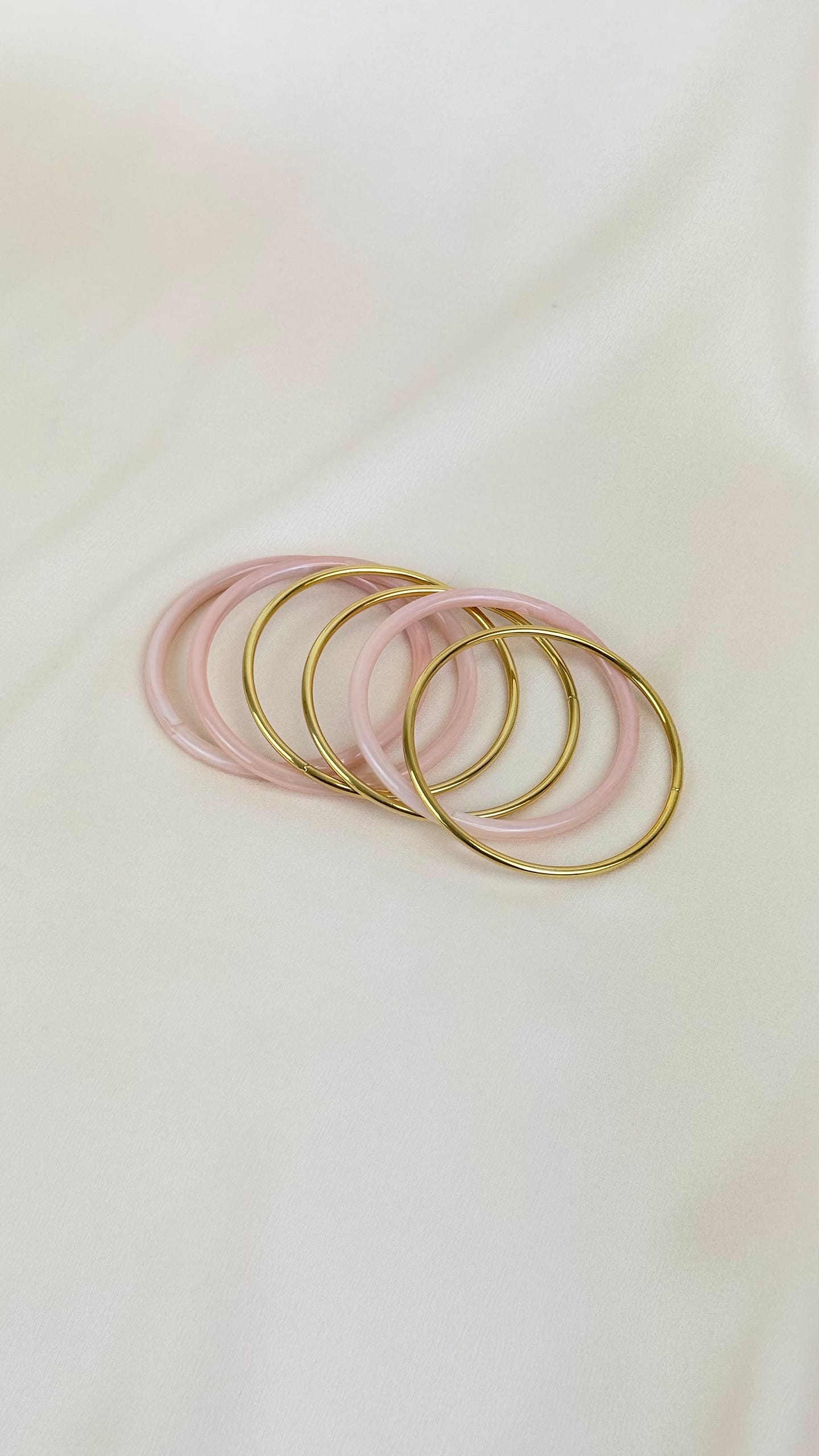 Conjunto pulseiras em aço e acrílico rosa