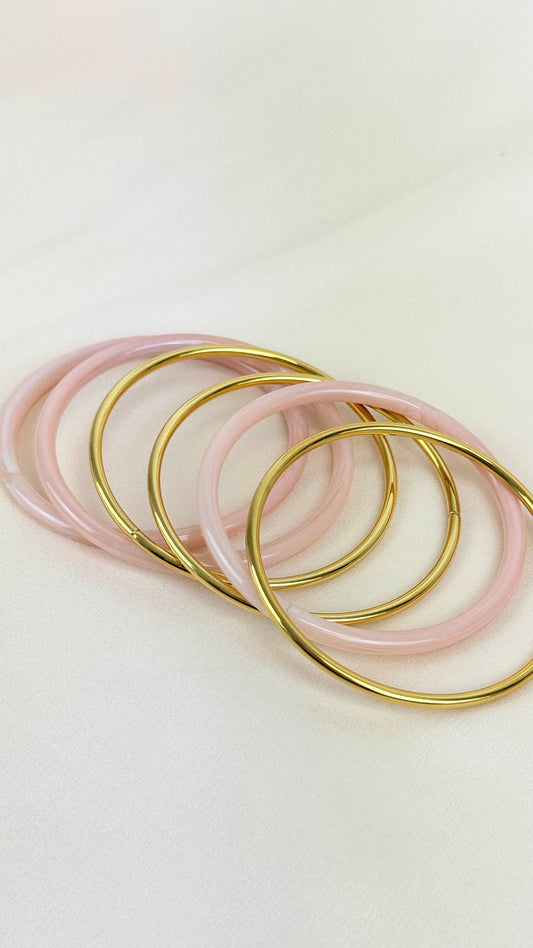 Conjunto pulseiras em aço e acrílico rosa