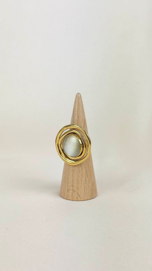 Anel aço dourado redondo com pedra bege