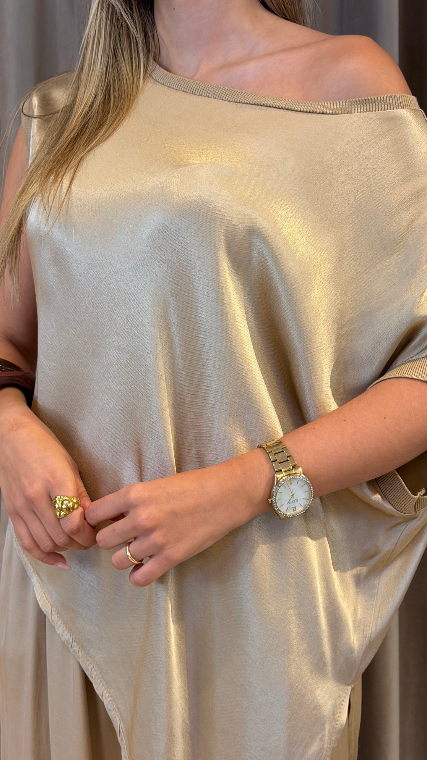 Blusa acetinada assimétrica camel/dourado