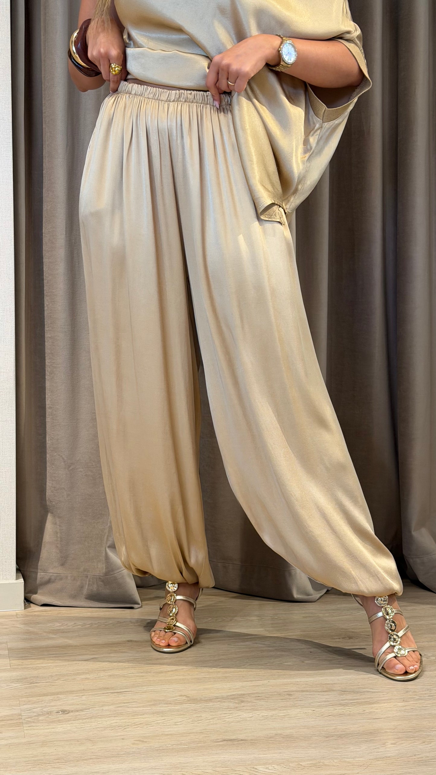 Calça bombacha acetinada camel/dourado