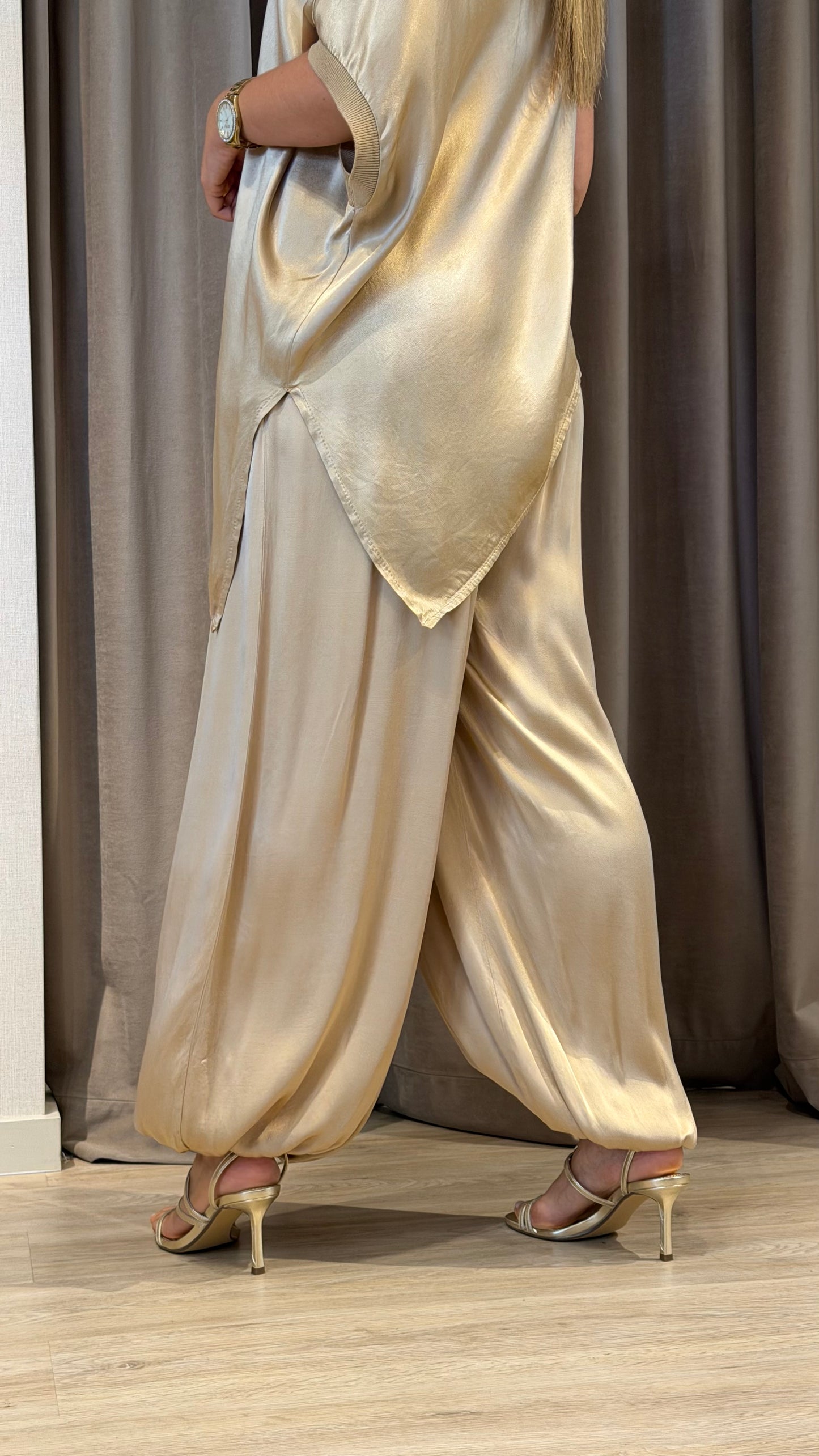 Calça bombacha acetinada camel/dourado