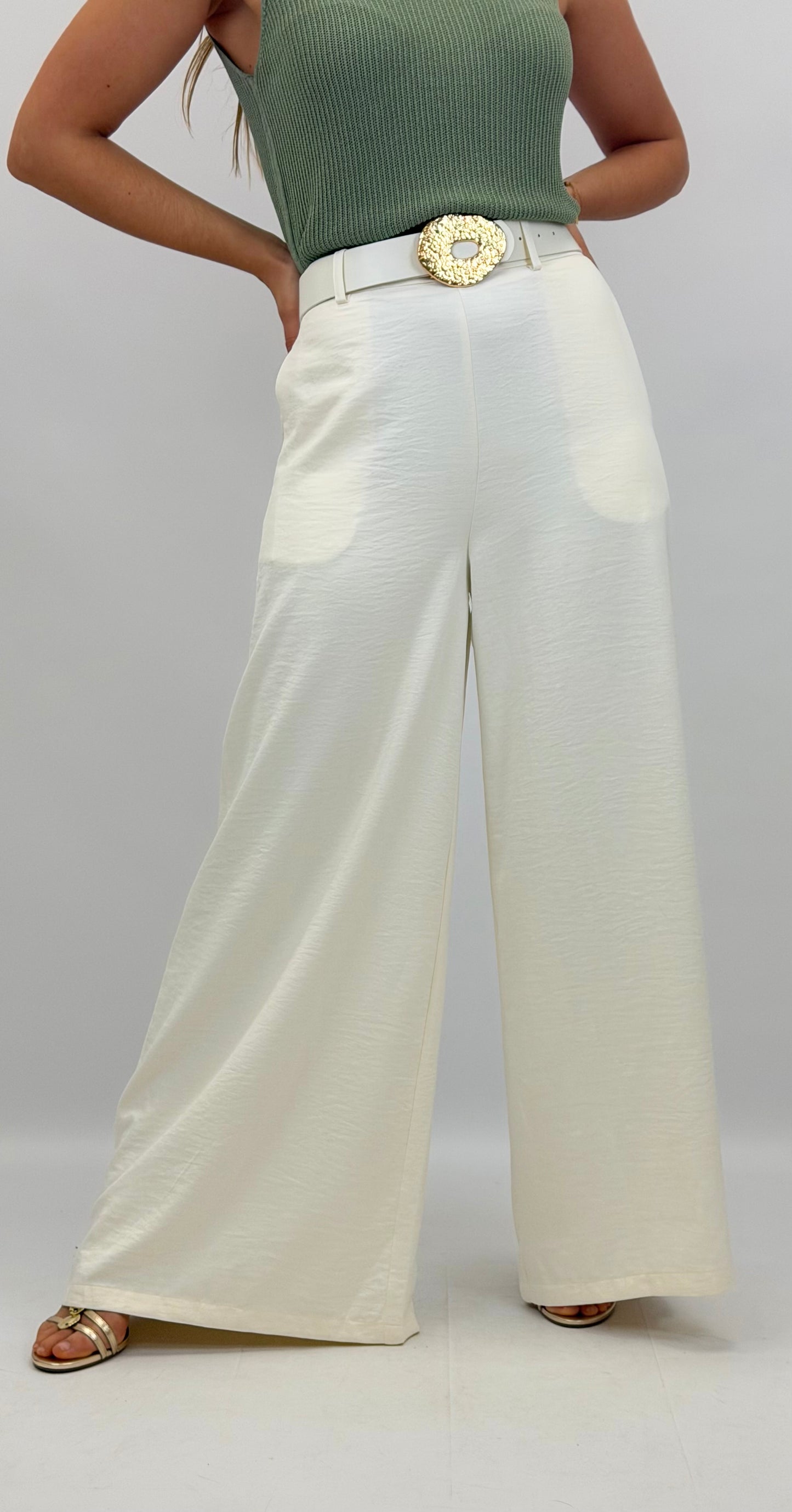 Pantalona tecido macio acetinado com cinto branco pérola
