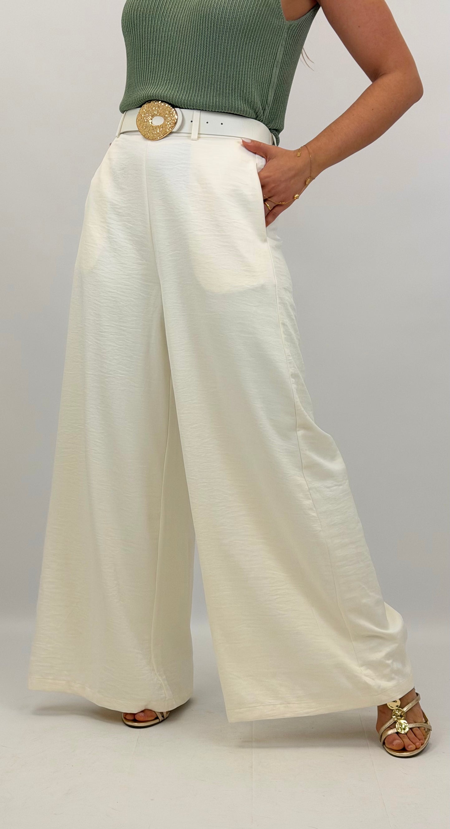 Pantalona tecido macio acetinado com cinto branco pérola