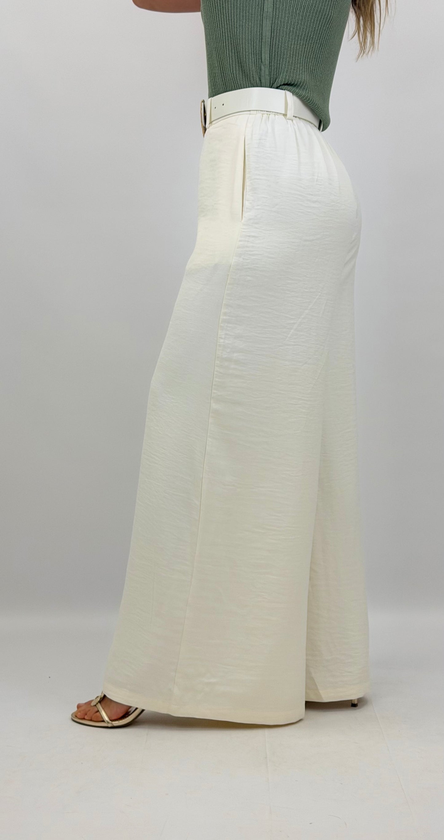 Pantalona tecido macio acetinado com cinto branco pérola