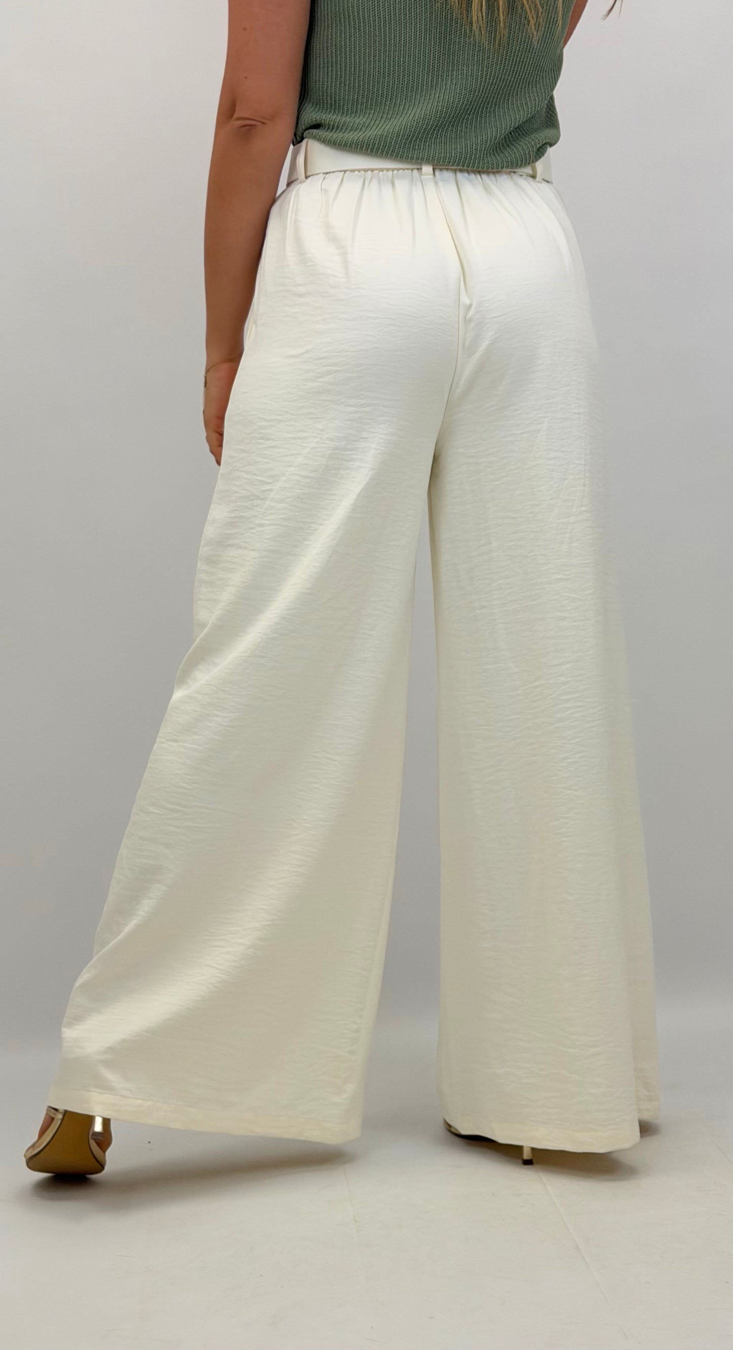 Pantalona tecido macio acetinado com cinto branco pérola