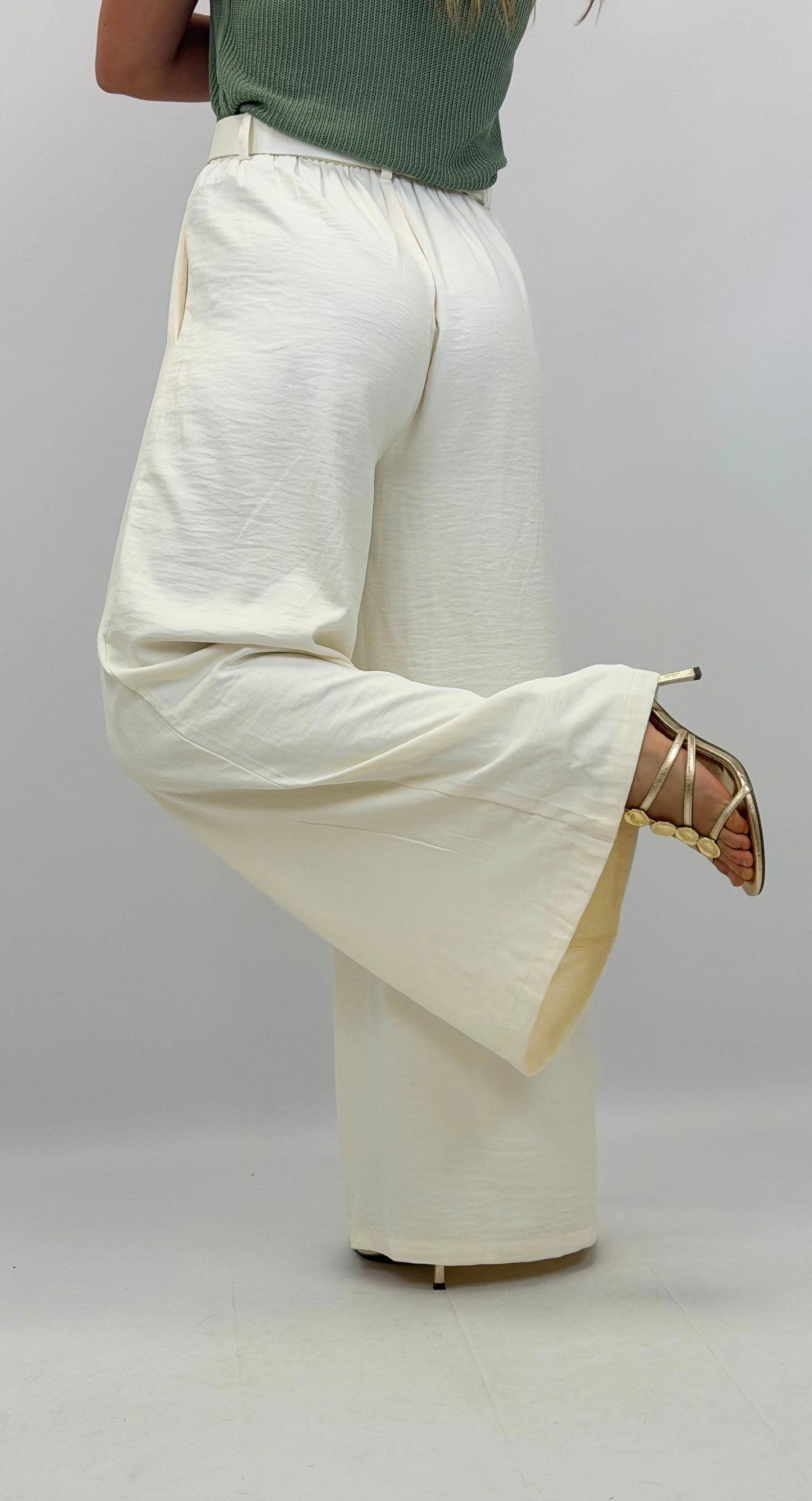 Pantalona tecido macio acetinado com cinto branco pérola