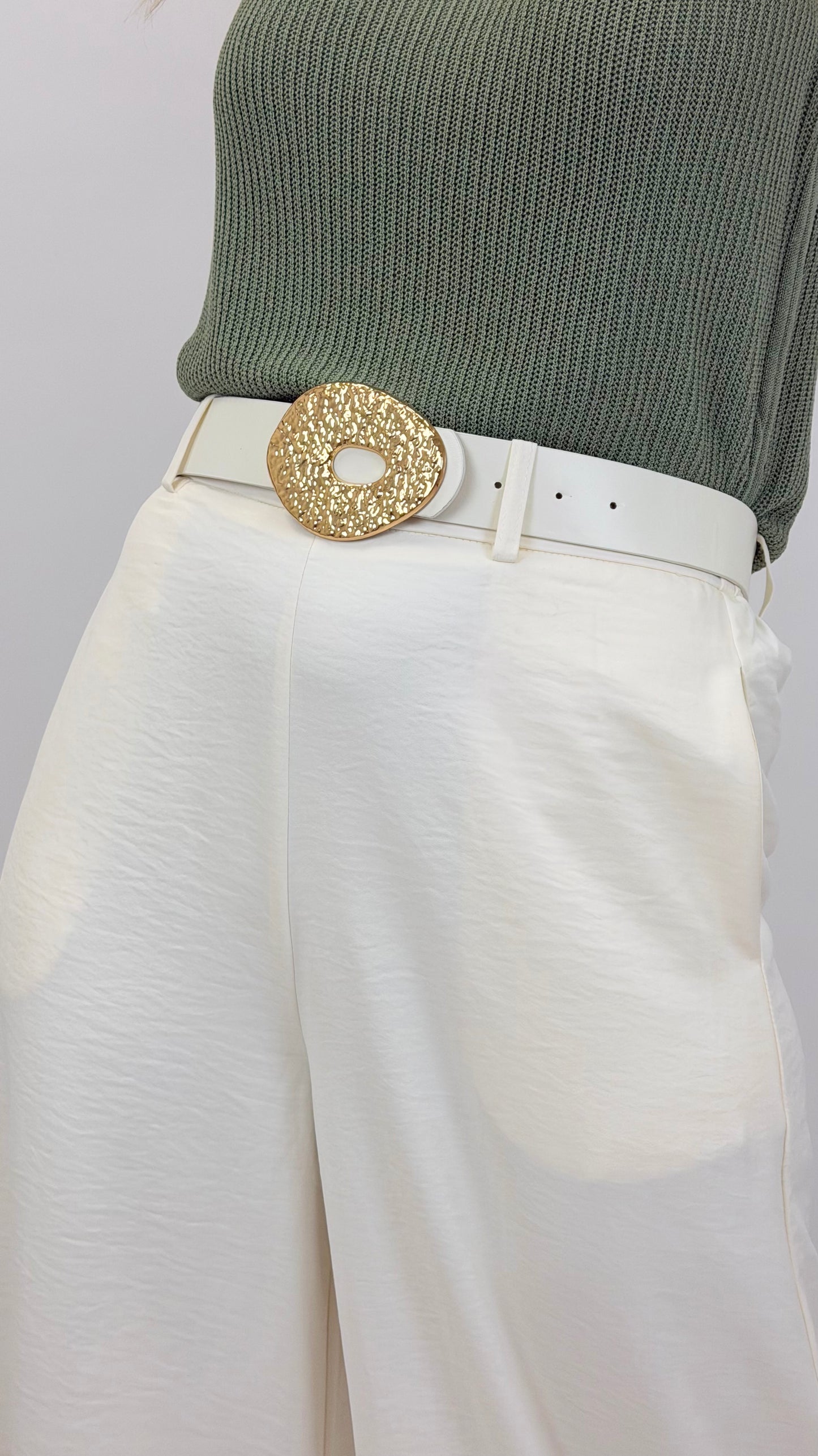 Pantalona tecido macio acetinado com cinto branco pérola