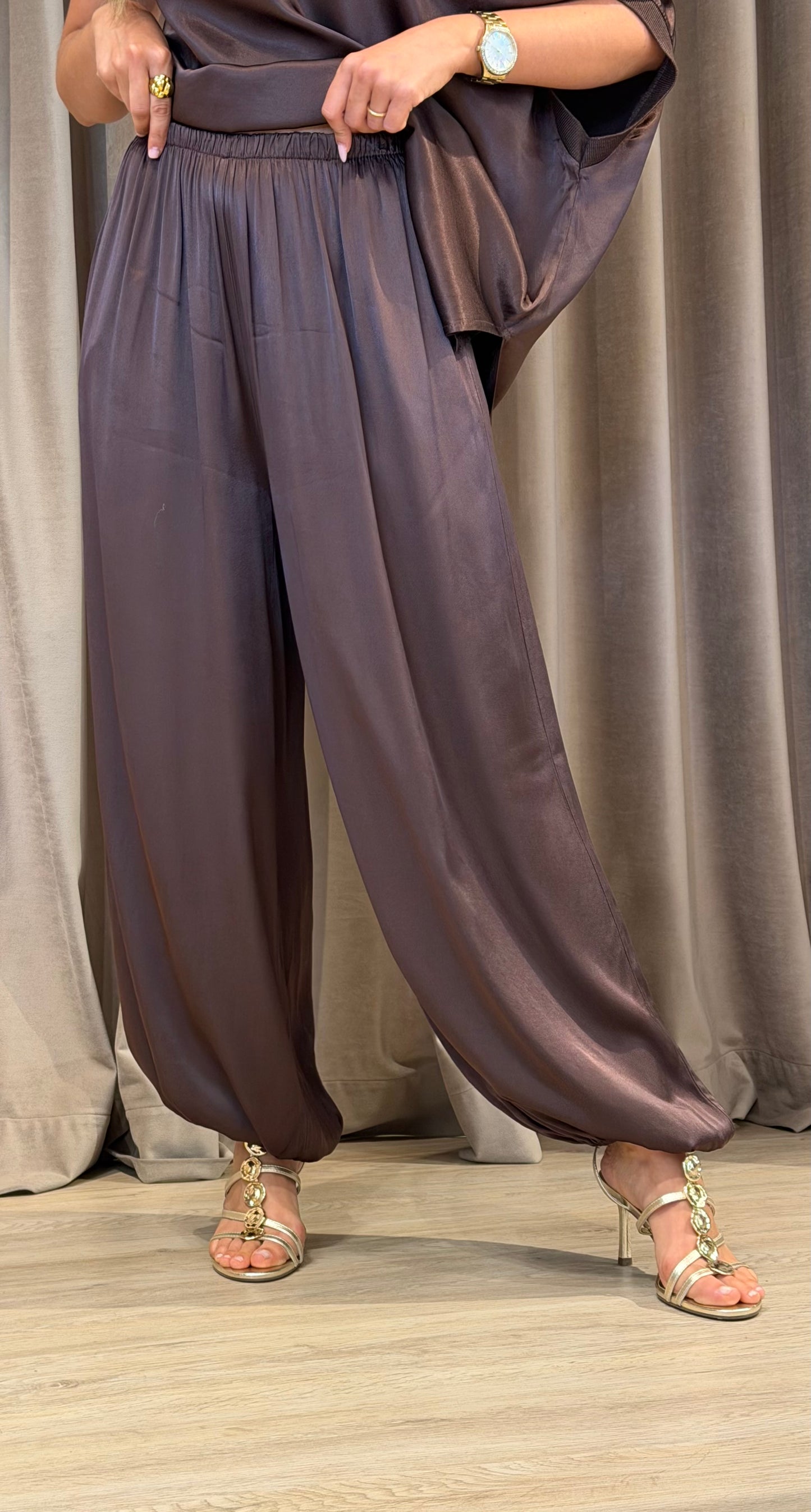 Calça bombacha acetinada castanho