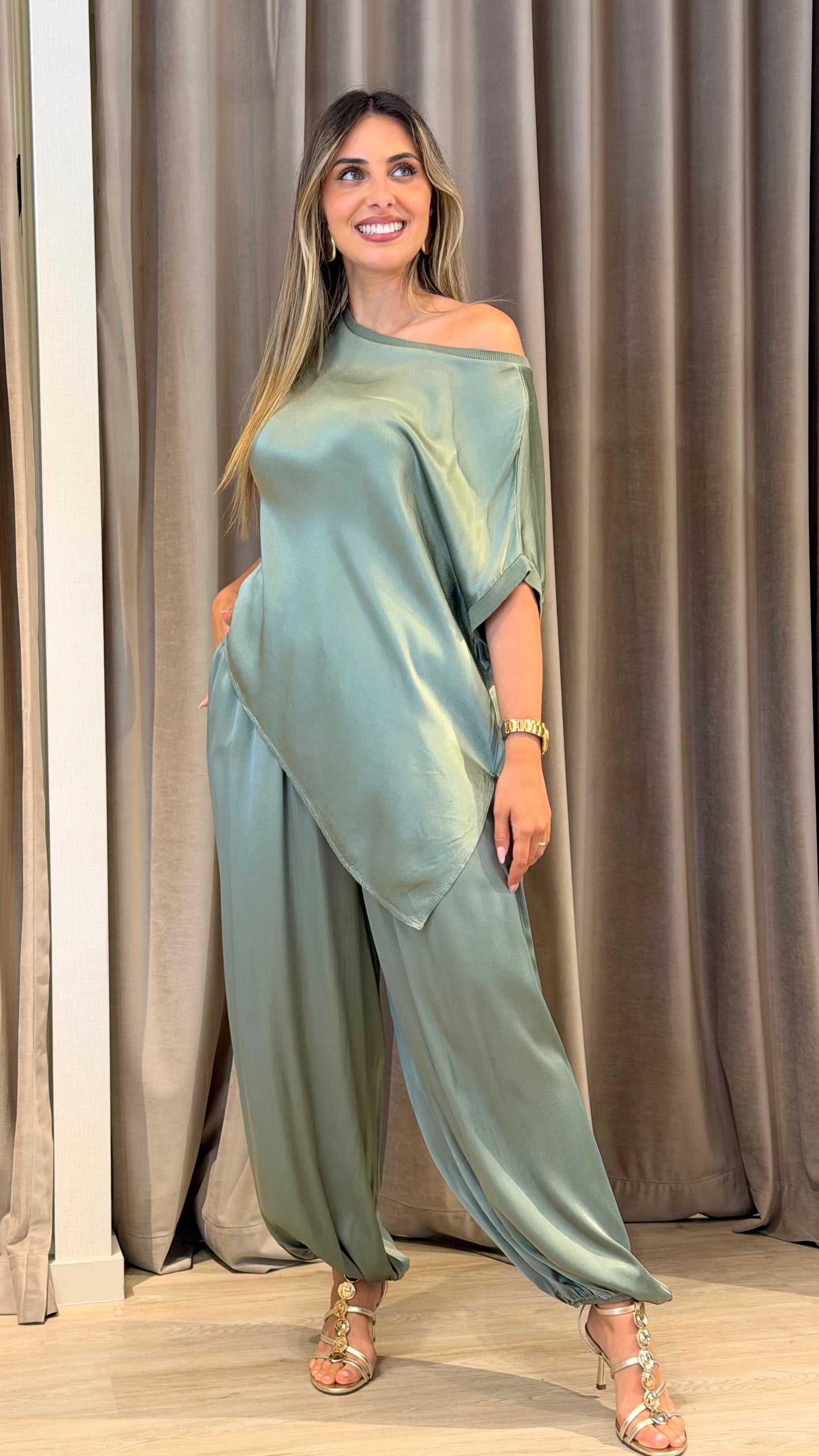 Blusa acetinada assimétrica verde-salvia